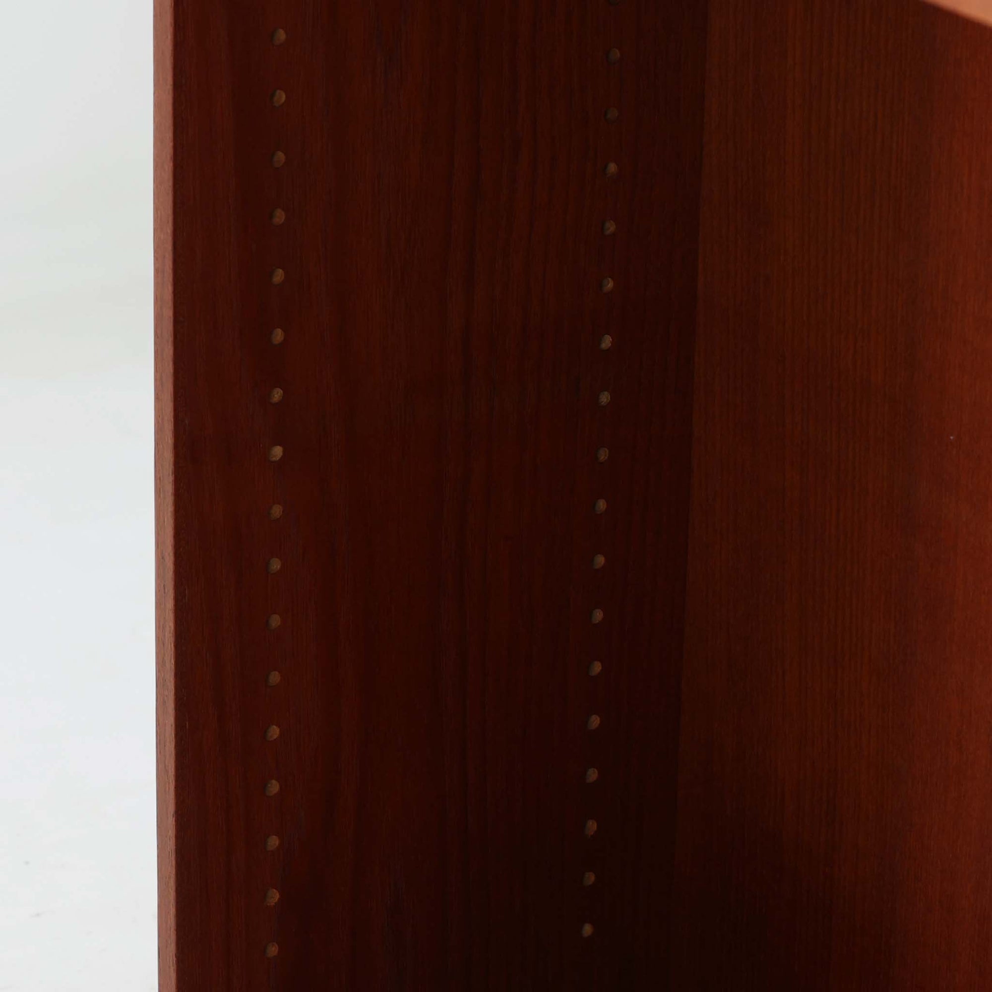 Borge Mogensen（ボーエ・モーエンセン）によるFDB社製のブックシェルフです。チーク材とオーク材を組み合わせた構造で、温かみのある色合いと堅牢な造りが魅力です。幅122cmのワイドなサイズで、書籍や雑誌の収納はもちろん、オブジェやコレクションのディスプレイにも適しています。シンプルで直線的なフォルムは北欧家具らしい機能美を感じさせ、経年によって増した深い色艶がビンテージならではの存在感を放ちます。書斎やリビングにおいて実用性と美観を兼ね備えた一台です。