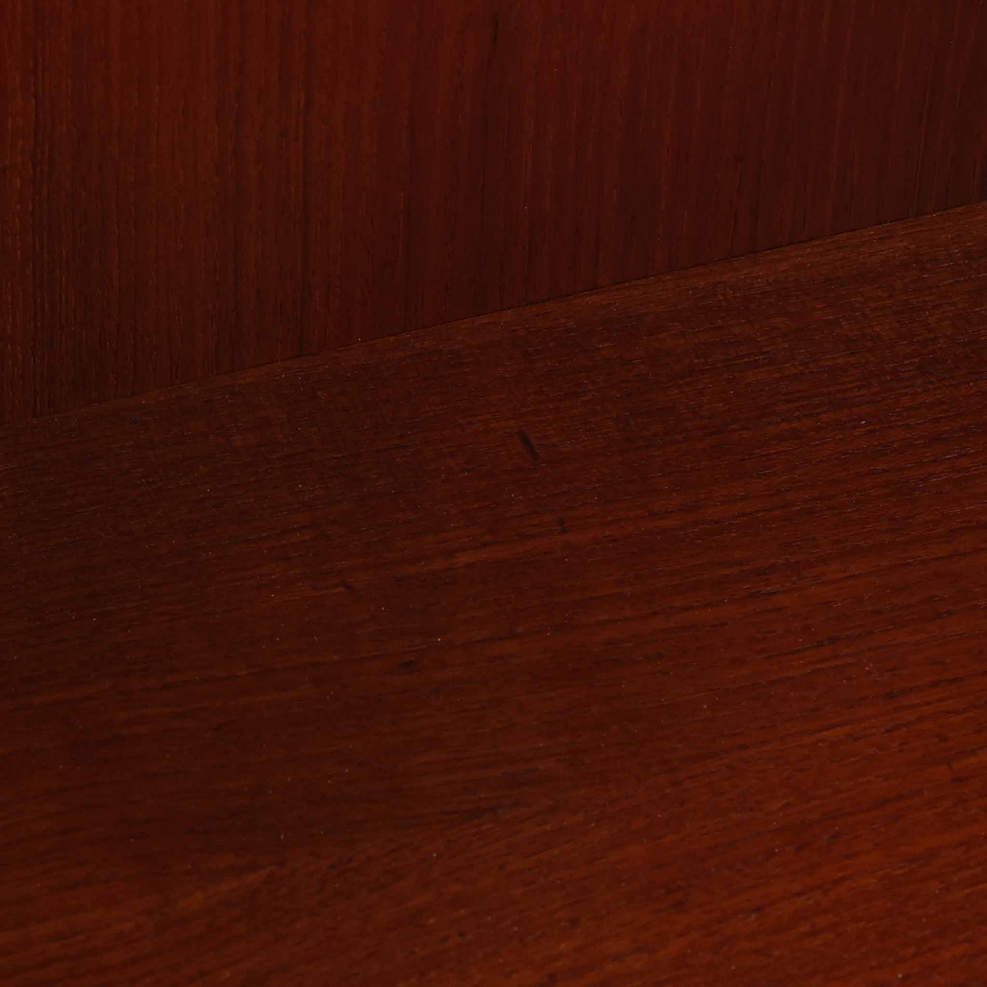 Borge Mogensen（ボーエ・モーエンセン）によるFDB社製のブックシェルフです。チーク材とオーク材を組み合わせた構造で、温かみのある色合いと堅牢な造りが魅力です。幅122cmのワイドなサイズで、書籍や雑誌の収納はもちろん、オブジェやコレクションのディスプレイにも適しています。シンプルで直線的なフォルムは北欧家具らしい機能美を感じさせ、経年によって増した深い色艶がビンテージならではの存在感を放ちます。書斎やリビングにおいて実用性と美観を兼ね備えた一台です。