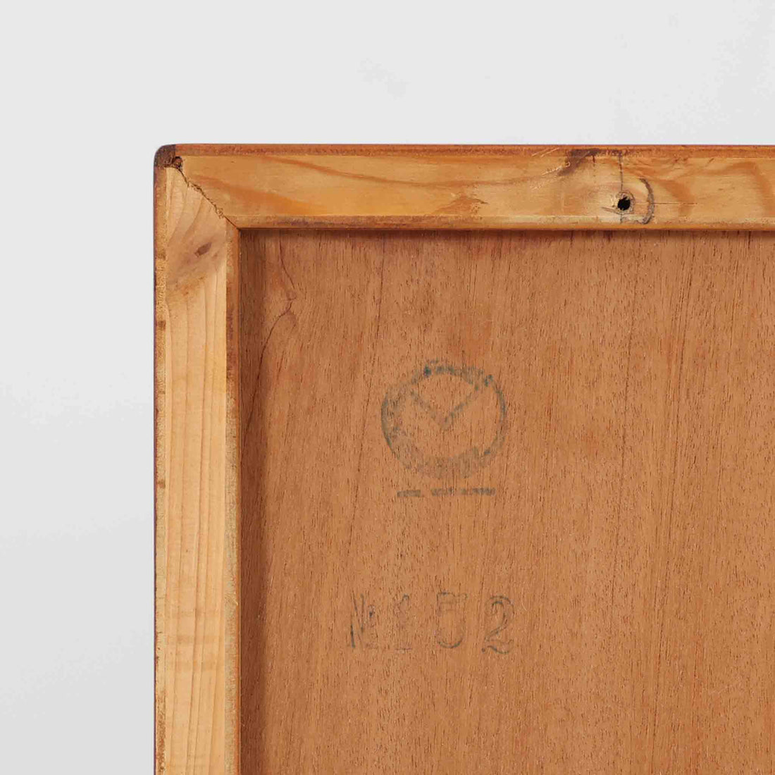 Borge Mogensen（ボーエ・モーエンセン）によるFDB社製のブックシェルフです。幅122cmのゆとりあるサイズで、シンプルな直線構造が北欧家具らしい機能美を感じさせます。チーク材の温かみある木目が際立ち、経年による深みを増した色艶がビンテージならではの存在感を演出します。可動棚仕様により収納の自由度が高く、書籍や雑誌はもちろん、オブジェや日用品の整理にも適しています。堅牢な造りと端正なデザインが空間に落ち着いた雰囲気をもたらす一台です。