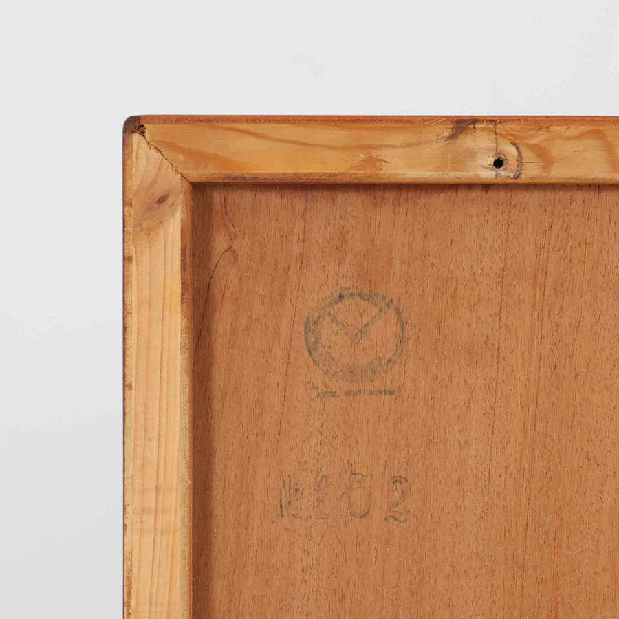 Borge Mogensen（ボーエ・モーエンセン）によるFDB社製のブックシェルフです。幅122cmのゆとりあるサイズで、シンプルな直線構造が北欧家具らしい機能美を感じさせます。チーク材の温かみある木目が際立ち、経年による深みを増した色艶がビンテージならではの存在感を演出します。可動棚仕様により収納の自由度が高く、書籍や雑誌はもちろん、オブジェや日用品の整理にも適しています。堅牢な造りと端正なデザインが空間に落ち着いた雰囲気をもたらす一台です。