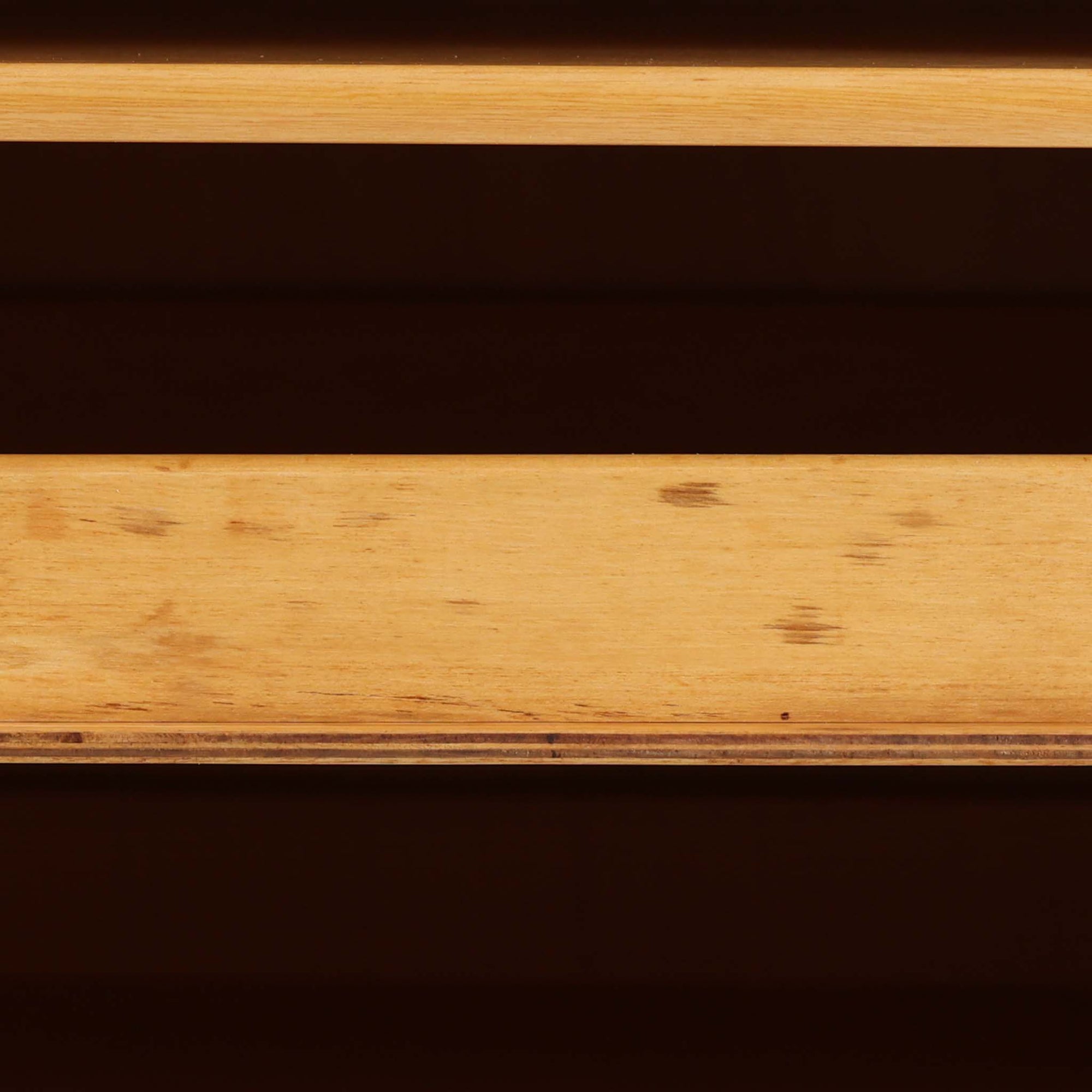 Borge Mogensenがデザインし、FDB Moblerにより製作されたModel 232のキャビネットです。チーク材の美しい木目を活かした端正な外観と、鍵がそのまま取っ手として機能するユニークな構造が特徴です。内部には引き出しと棚板が備えられ、位置調整や取り外しが可能なため用途に合わせて柔軟に収納できます。幅122cmの扱いやすいサイズで、リビングや書斎など様々な空間で活躍する、実用性と北欧デザインの魅力を兼ね備えたビンテージ家具です。