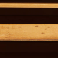 Borge Mogensenがデザインし、FDB Moblerにより製作されたModel 232のキャビネットです。チーク材の美しい木目を活かした端正な外観と、鍵がそのまま取っ手として機能するユニークな構造が特徴です。内部には引き出しと棚板が備えられ、位置調整や取り外しが可能なため用途に合わせて柔軟に収納できます。幅122cmの扱いやすいサイズで、リビングや書斎など様々な空間で活躍する、実用性と北欧デザインの魅力を兼ね備えたビンテージ家具です。