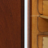 Borge Mogensenがデザインし、FDB Moblerにより製作されたModel 232のキャビネットです。チーク材の美しい木目を活かした端正な外観と、鍵がそのまま取っ手として機能するユニークな構造が特徴です。内部には引き出しと棚板が備えられ、位置調整や取り外しが可能なため用途に合わせて柔軟に収納できます。幅122cmの扱いやすいサイズで、リビングや書斎など様々な空間で活躍する、実用性と北欧デザインの魅力を兼ね備えたビンテージ家具です。