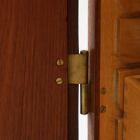 Borge Mogensenがデザインし、FDB Moblerにより製作されたModel 232のキャビネットです。チーク材の美しい木目を活かした端正な外観と、鍵がそのまま取っ手として機能するユニークな構造が特徴です。内部には引き出しと棚板が備えられ、位置調整や取り外しが可能なため用途に合わせて柔軟に収納できます。幅122cmの扱いやすいサイズで、リビングや書斎など様々な空間で活躍する、実用性と北欧デザインの魅力を兼ね備えたビンテージ家具です。