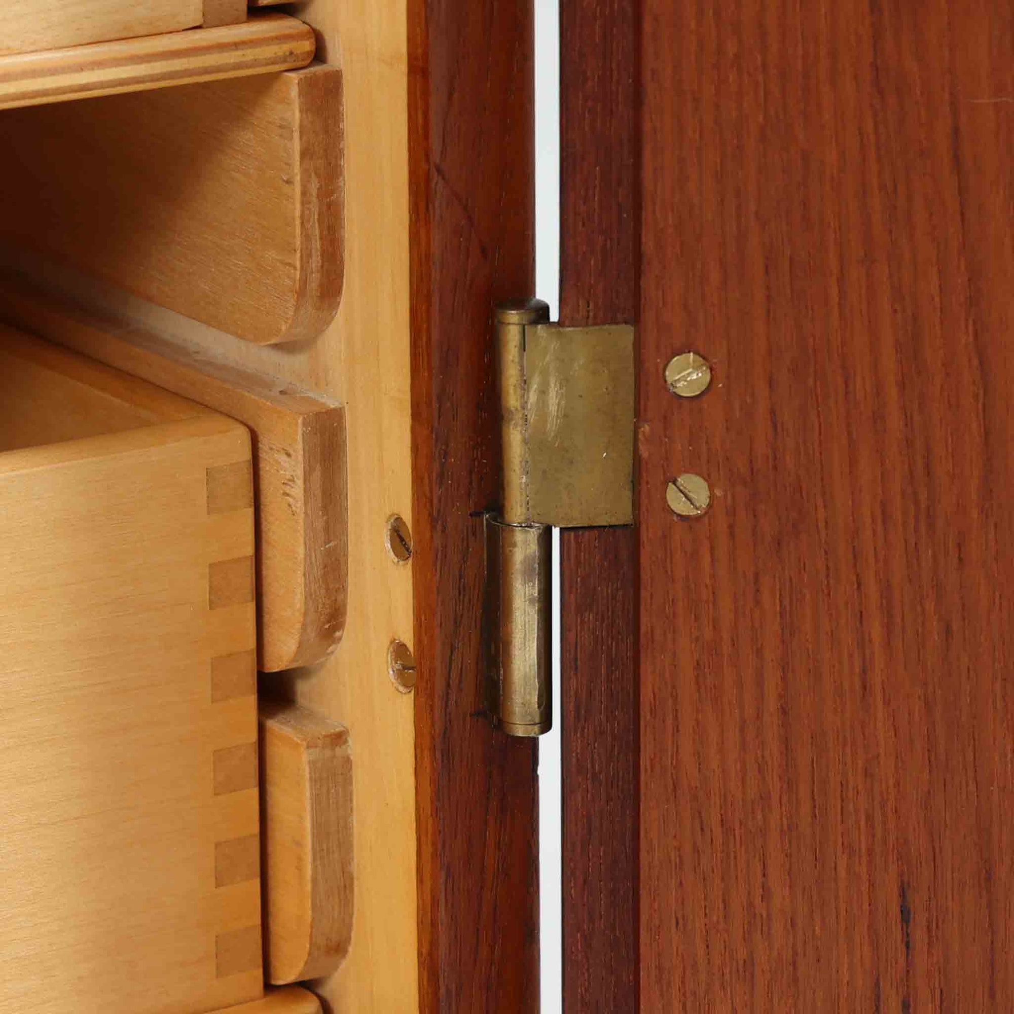 Borge Mogensenがデザインし、FDB Moblerにより製作されたModel 232のキャビネットです。チーク材の美しい木目を活かした端正な外観と、鍵がそのまま取っ手として機能するユニークな構造が特徴です。内部には引き出しと棚板が備えられ、位置調整や取り外しが可能なため用途に合わせて柔軟に収納できます。幅122cmの扱いやすいサイズで、リビングや書斎など様々な空間で活躍する、実用性と北欧デザインの魅力を兼ね備えたビンテージ家具です。