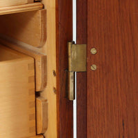 Borge Mogensenがデザインし、FDB Moblerにより製作されたModel 232のキャビネットです。チーク材の美しい木目を活かした端正な外観と、鍵がそのまま取っ手として機能するユニークな構造が特徴です。内部には引き出しと棚板が備えられ、位置調整や取り外しが可能なため用途に合わせて柔軟に収納できます。幅122cmの扱いやすいサイズで、リビングや書斎など様々な空間で活躍する、実用性と北欧デザインの魅力を兼ね備えたビンテージ家具です。