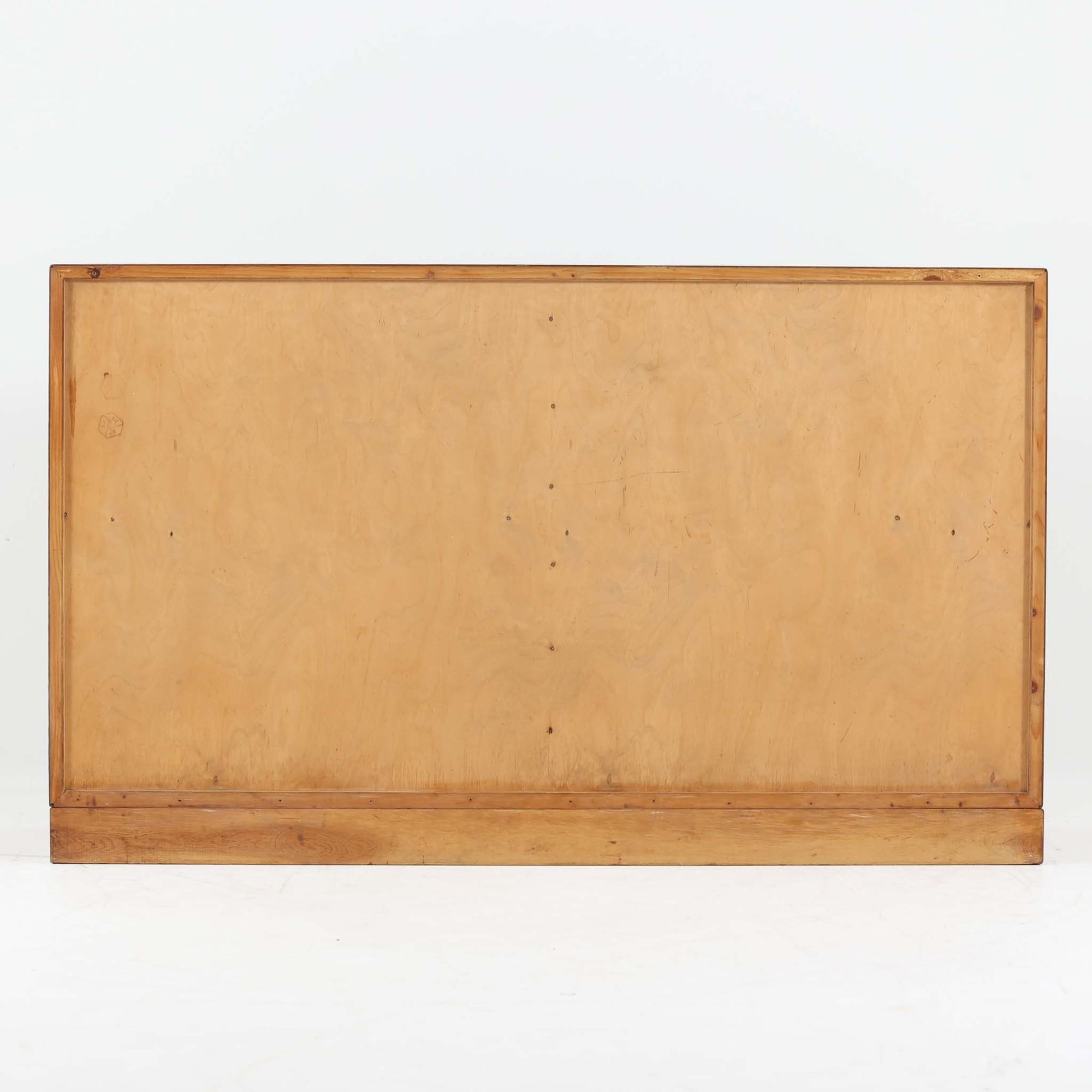 Borge Mogensenがデザインし、FDB Moblerにより製作されたModel 232のキャビネットです。チーク材の美しい木目を活かした端正な外観と、鍵がそのまま取っ手として機能するユニークな構造が特徴です。内部には引き出しと棚板が備えられ、位置調整や取り外しが可能なため用途に合わせて柔軟に収納できます。幅122cmの扱いやすいサイズで、リビングや書斎など様々な空間で活躍する、実用性と北欧デザインの魅力を兼ね備えたビンテージ家具です。