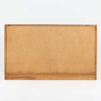 Borge Mogensenがデザインし、FDB Moblerにより製作されたModel 232のキャビネットです。チーク材の美しい木目を活かした端正な外観と、鍵がそのまま取っ手として機能するユニークな構造が特徴です。内部には引き出しと棚板が備えられ、位置調整や取り外しが可能なため用途に合わせて柔軟に収納できます。幅122cmの扱いやすいサイズで、リビングや書斎など様々な空間で活躍する、実用性と北欧デザインの魅力を兼ね備えたビンテージ家具です。