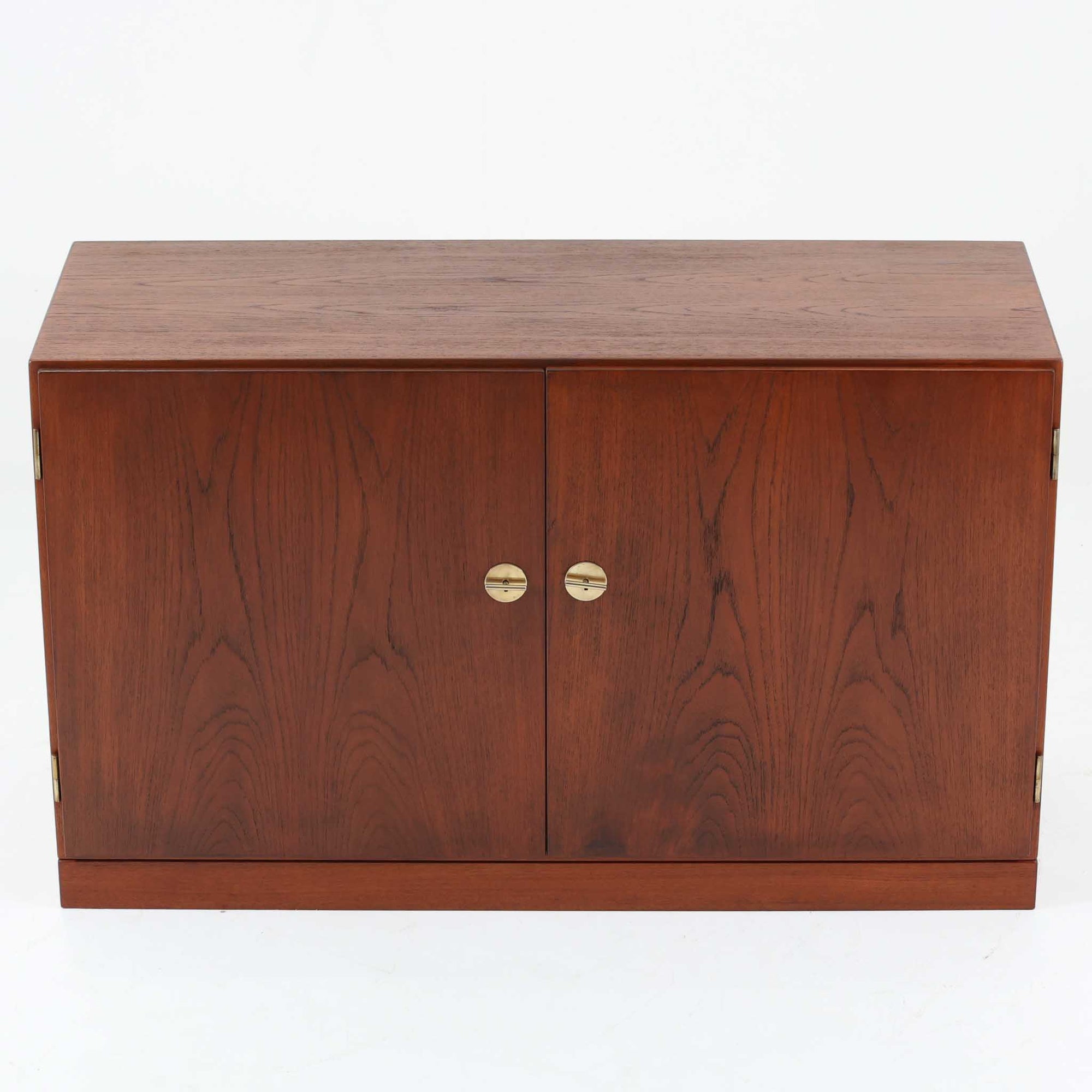 Borge Mogensenがデザインし、FDB Moblerにより製作されたModel 232のキャビネットです。チーク材の美しい木目を活かした端正な外観と、鍵がそのまま取っ手として機能するユニークな構造が特徴です。内部には引き出しと棚板が備えられ、位置調整や取り外しが可能なため用途に合わせて柔軟に収納できます。幅122cmの扱いやすいサイズで、リビングや書斎など様々な空間で活躍する、実用性と北欧デザインの魅力を兼ね備えたビンテージ家具です。