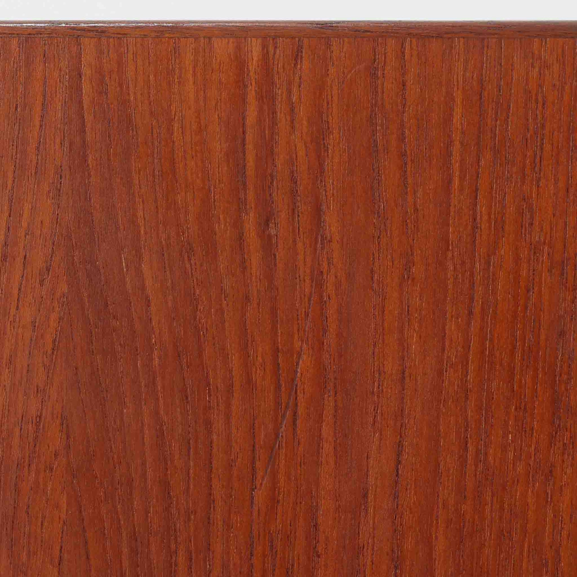 Borge Mogensenがデザインし、FDB Moblerにより製作されたModel 232のキャビネットです。チーク材の美しい木目を活かした端正な外観と、鍵がそのまま取っ手として機能するユニークな構造が特徴です。内部には引き出しと棚板が備えられ、位置調整や取り外しが可能なため用途に合わせて柔軟に収納できます。幅122cmの扱いやすいサイズで、リビングや書斎など様々な空間で活躍する、実用性と北欧デザインの魅力を兼ね備えたビンテージ家具です。