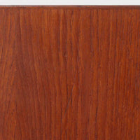 Borge Mogensenがデザインし、FDB Moblerにより製作されたModel 232のキャビネットです。チーク材の美しい木目を活かした端正な外観と、鍵がそのまま取っ手として機能するユニークな構造が特徴です。内部には引き出しと棚板が備えられ、位置調整や取り外しが可能なため用途に合わせて柔軟に収納できます。幅122cmの扱いやすいサイズで、リビングや書斎など様々な空間で活躍する、実用性と北欧デザインの魅力を兼ね備えたビンテージ家具です。