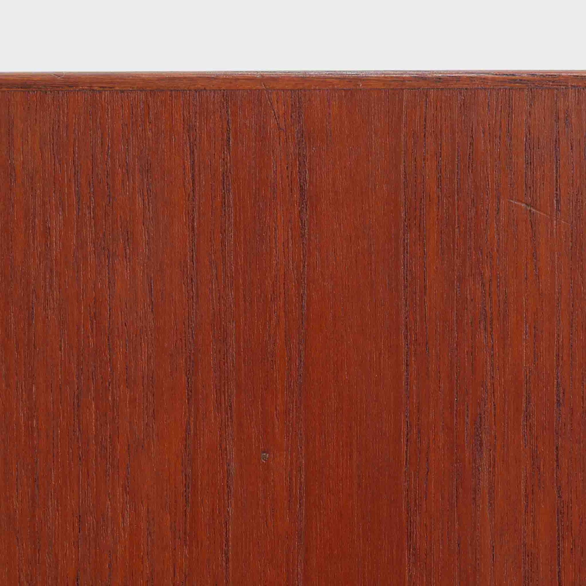 Borge Mogensenがデザインし、FDB Moblerにより製作されたModel 232のキャビネットです。チーク材の美しい木目を活かした端正な外観と、鍵がそのまま取っ手として機能するユニークな構造が特徴です。内部には引き出しと棚板が備えられ、位置調整や取り外しが可能なため用途に合わせて柔軟に収納できます。幅122cmの扱いやすいサイズで、リビングや書斎など様々な空間で活躍する、実用性と北欧デザインの魅力を兼ね備えたビンテージ家具です。