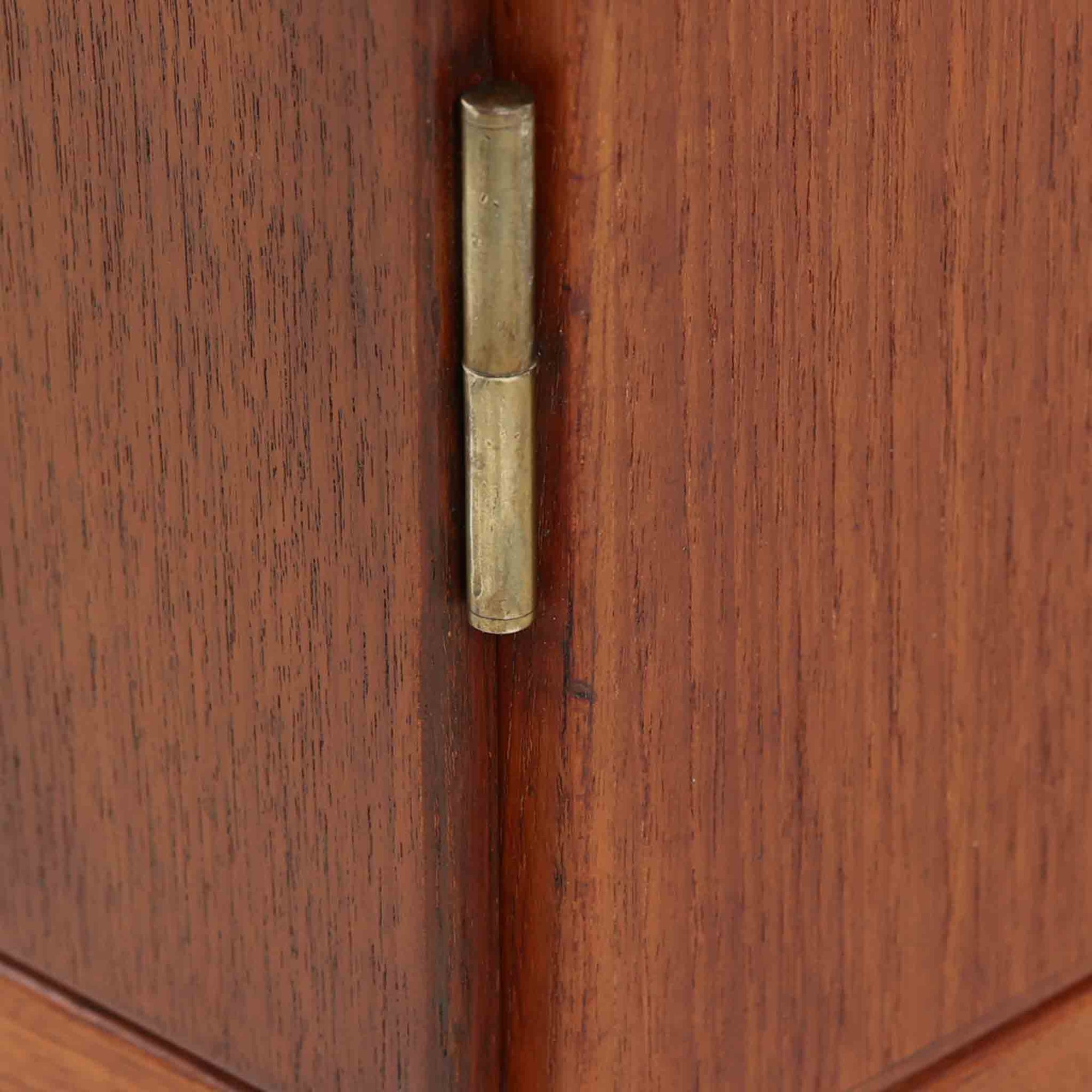 Borge Mogensenがデザインし、FDB Moblerにより製作されたModel 232のキャビネットです。チーク材の美しい木目を活かした端正な外観と、鍵がそのまま取っ手として機能するユニークな構造が特徴です。内部には引き出しと棚板が備えられ、位置調整や取り外しが可能なため用途に合わせて柔軟に収納できます。幅122cmの扱いやすいサイズで、リビングや書斎など様々な空間で活躍する、実用性と北欧デザインの魅力を兼ね備えたビンテージ家具です。