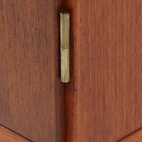 Borge Mogensenがデザインし、FDB Moblerにより製作されたModel 232のキャビネットです。チーク材の美しい木目を活かした端正な外観と、鍵がそのまま取っ手として機能するユニークな構造が特徴です。内部には引き出しと棚板が備えられ、位置調整や取り外しが可能なため用途に合わせて柔軟に収納できます。幅122cmの扱いやすいサイズで、リビングや書斎など様々な空間で活躍する、実用性と北欧デザインの魅力を兼ね備えたビンテージ家具です。