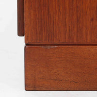 Borge Mogensenがデザインし、FDB Moblerにより製作されたModel 232のキャビネットです。チーク材の美しい木目を活かした端正な外観と、鍵がそのまま取っ手として機能するユニークな構造が特徴です。内部には引き出しと棚板が備えられ、位置調整や取り外しが可能なため用途に合わせて柔軟に収納できます。幅122cmの扱いやすいサイズで、リビングや書斎など様々な空間で活躍する、実用性と北欧デザインの魅力を兼ね備えたビンテージ家具です。