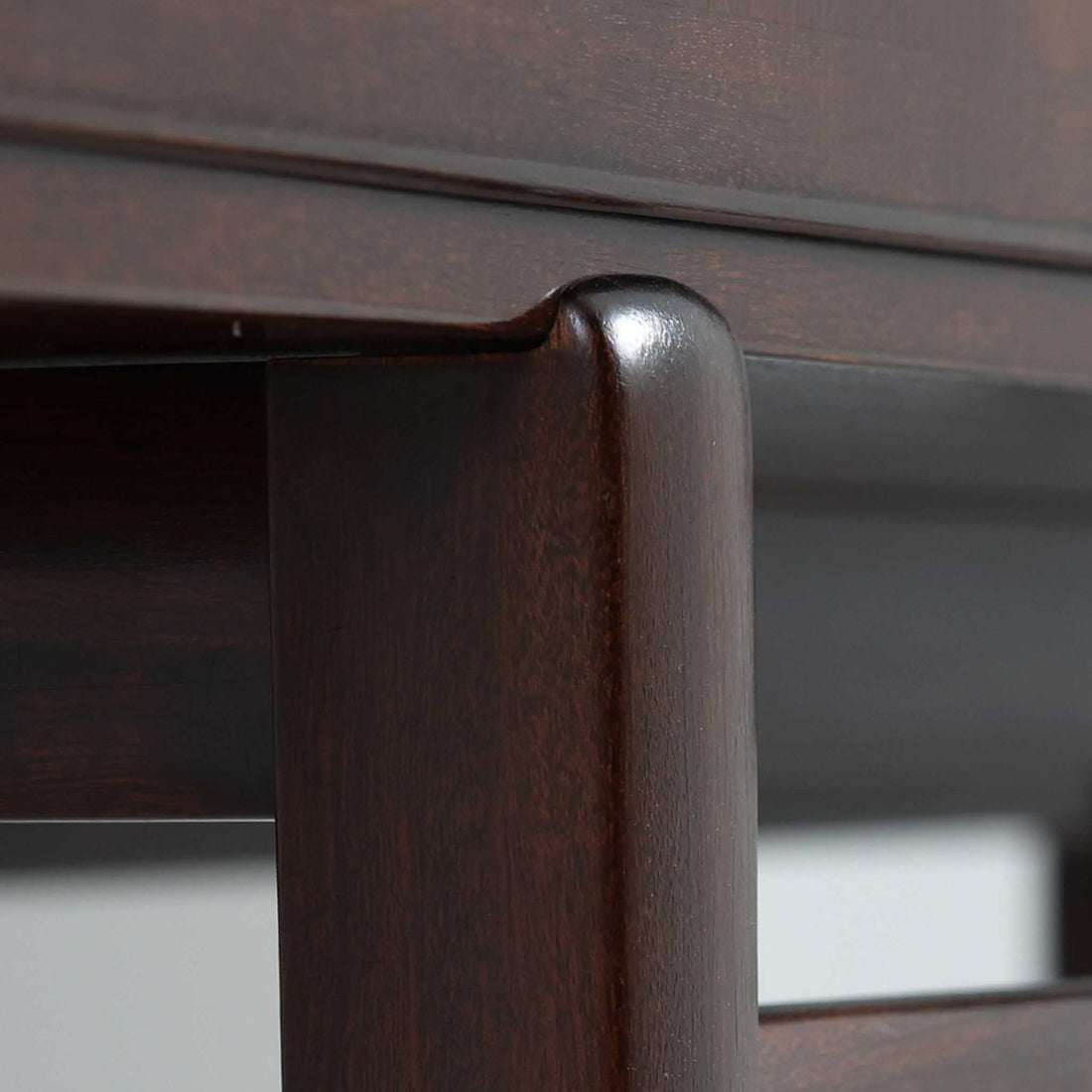 Ole Wanscher（オーレ・ヴァンシャー）がデザインし、P.Jeppesen社より製造された「Rungstedlund」キャビネットです。端正な直線構成と細く伸びた脚部が特徴で、マホガニー材特有の深い色調と気品ある木目が空間に落ち着きをもたらします。内部は棚板とトレイが効率よく配置され、食器から書類収納まで幅広く活用可能。上質な素材使いと精巧な造り込みはヴァンシャー作品ならではで、経年により全体に落ち着いた色調へと変化しており、現地デンマークのオークションで入手した確かな出自を持つ個体です。