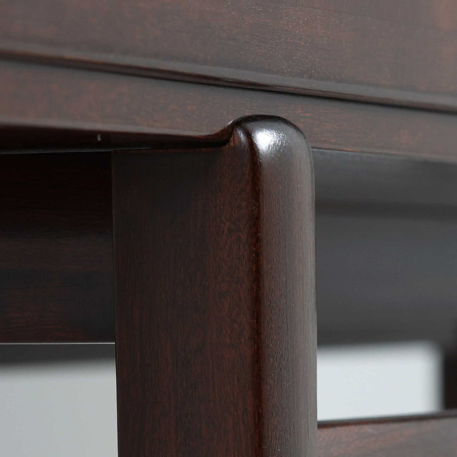 Ole Wanscher（オーレ・ヴァンシャー）がデザインし、P.Jeppesen社より製造された「Rungstedlund」キャビネットです。端正な直線構成と細く伸びた脚部が特徴で、マホガニー材特有の深い色調と気品ある木目が空間に落ち着きをもたらします。内部は棚板とトレイが効率よく配置され、食器から書類収納まで幅広く活用可能。上質な素材使いと精巧な造り込みはヴァンシャー作品ならではで、経年により全体に落ち着いた色調へと変化しており、現地デンマークのオークションで入手した確かな出自を持つ個体です。