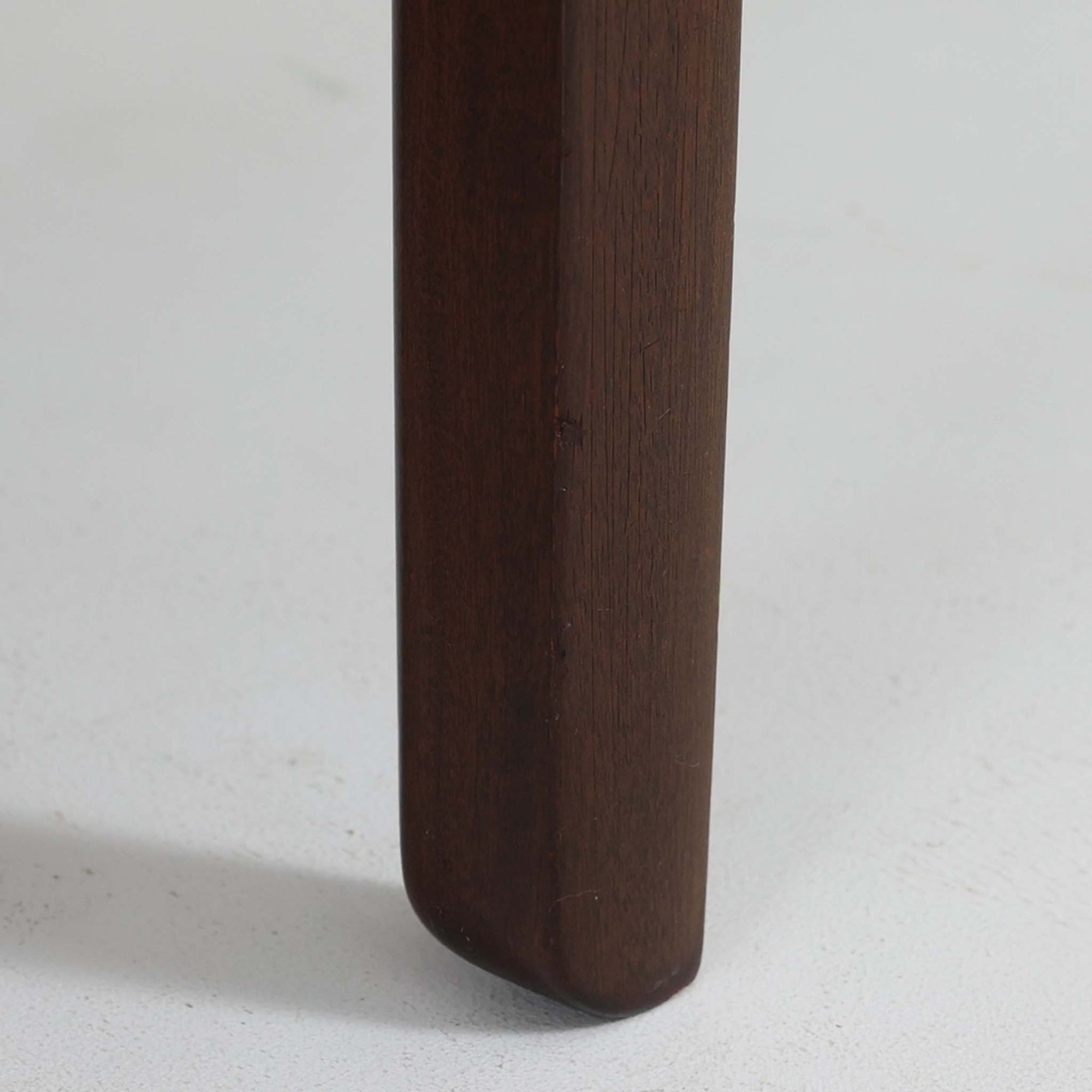 Ole Wanscher（オーレ・ヴァンシャー）がデザインし、P.Jeppesen社より製造された「Rungstedlund」キャビネットです。端正な直線構成と細く伸びた脚部が特徴で、マホガニー材特有の深い色調と気品ある木目が空間に落ち着きをもたらします。内部は棚板とトレイが効率よく配置され、食器から書類収納まで幅広く活用可能。上質な素材使いと精巧な造り込みはヴァンシャー作品ならではで、経年により全体に落ち着いた色調へと変化しており、現地デンマークのオークションで入手した確かな出自を持つ個体です。