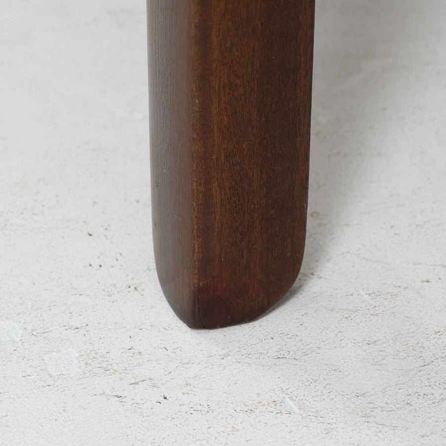 Ole Wanscher（オーレ・ヴァンシャー）がデザインし、P.Jeppesen社より製造された「Rungstedlund」キャビネットです。端正な直線構成と細く伸びた脚部が特徴で、マホガニー材特有の深い色調と気品ある木目が空間に落ち着きをもたらします。内部は棚板とトレイが効率よく配置され、食器から書類収納まで幅広く活用可能。上質な素材使いと精巧な造り込みはヴァンシャー作品ならではで、経年により全体に落ち着いた色調へと変化しており、現地デンマークのオークションで入手した確かな出自を持つ個体です。