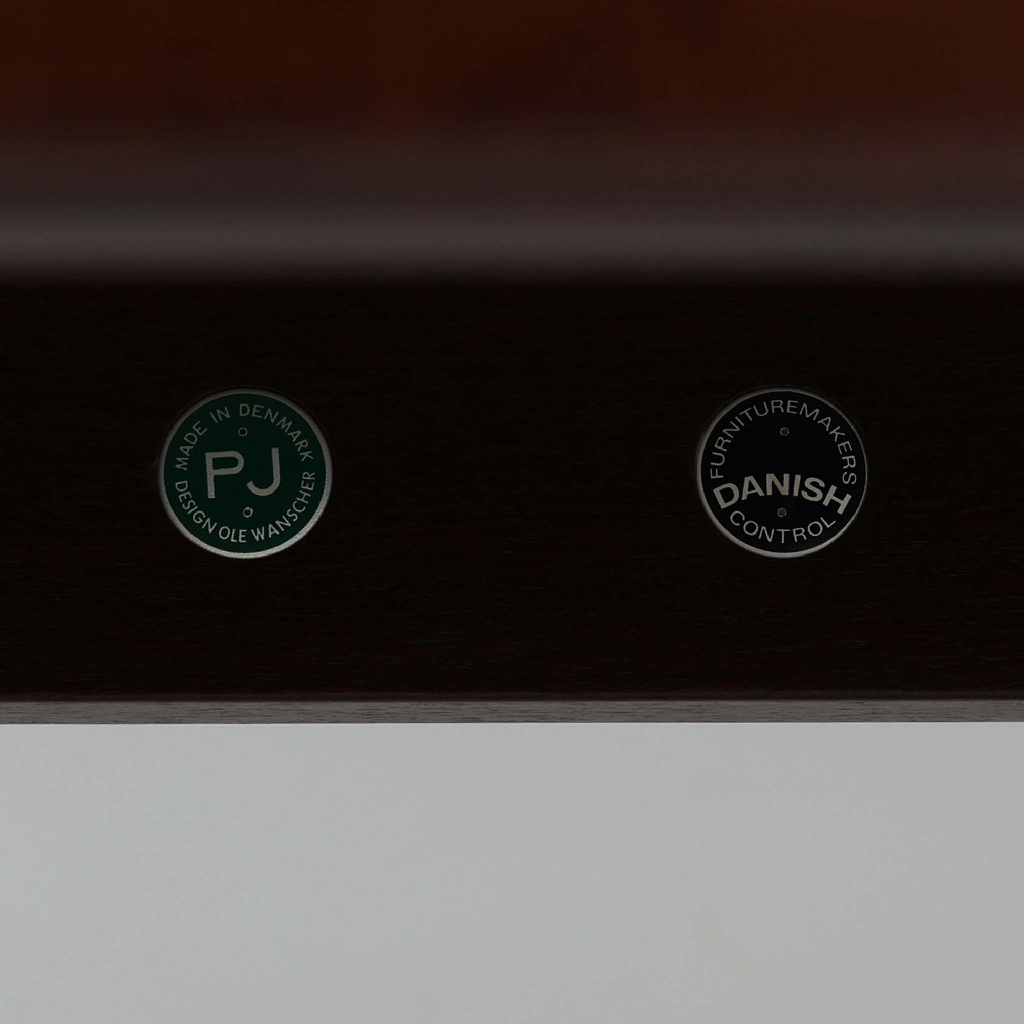 Ole Wanscher（オーレ・ヴァンシャー）がデザインし、P.Jeppesen社より製造された「Rungstedlund」キャビネットです。端正な直線構成と細く伸びた脚部が特徴で、マホガニー材特有の深い色調と気品ある木目が空間に落ち着きをもたらします。内部は棚板とトレイが効率よく配置され、食器から書類収納まで幅広く活用可能。上質な素材使いと精巧な造り込みはヴァンシャー作品ならではで、経年により全体に落ち着いた色調へと変化しており、現地デンマークのオークションで入手した確かな出自を持つ個体です。