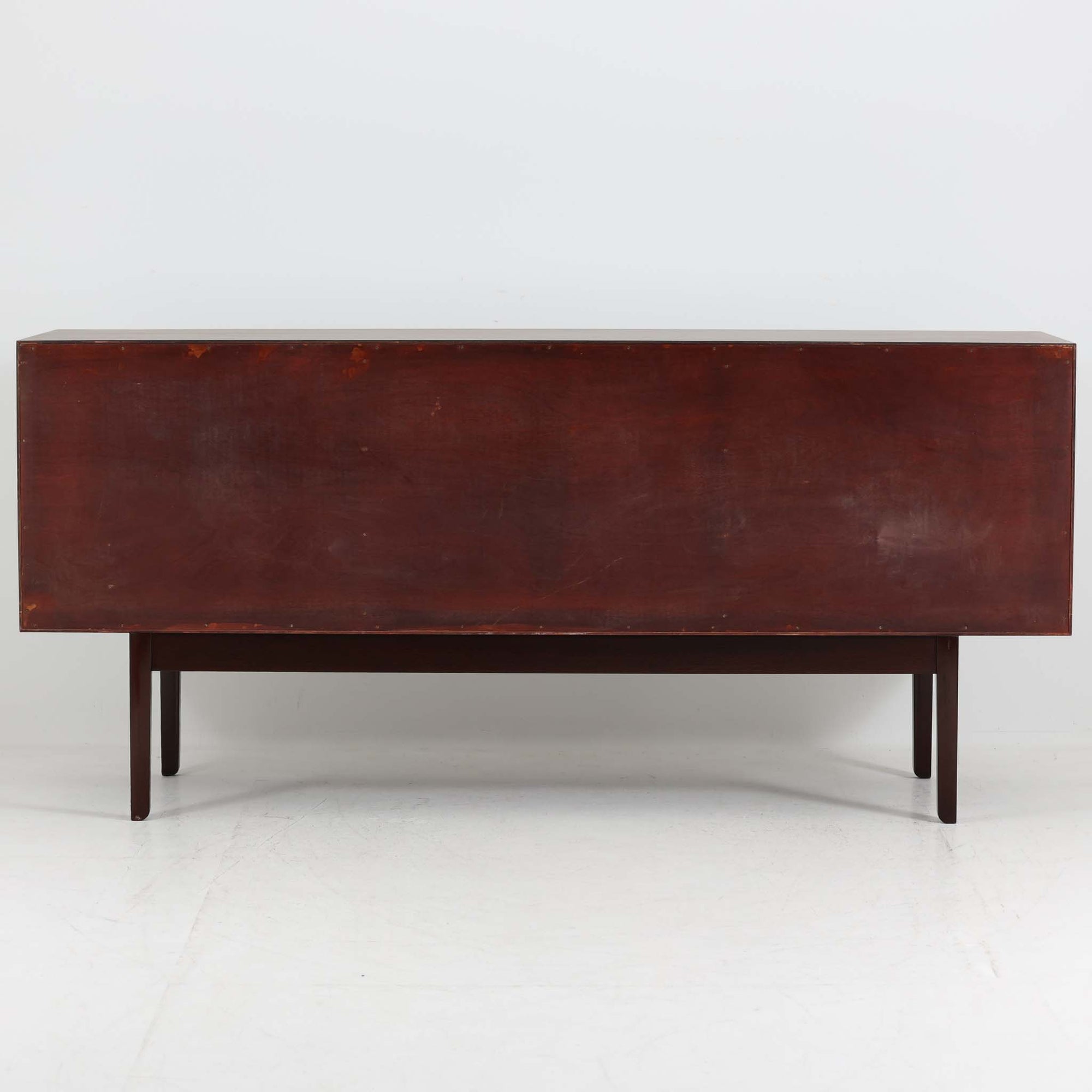 Ole Wanscher（オーレ・ヴァンシャー）がデザインし、P.Jeppesen社より製造された「Rungstedlund」キャビネットです。端正な直線構成と細く伸びた脚部が特徴で、マホガニー材特有の深い色調と気品ある木目が空間に落ち着きをもたらします。内部は棚板とトレイが効率よく配置され、食器から書類収納まで幅広く活用可能。上質な素材使いと精巧な造り込みはヴァンシャー作品ならではで、経年により全体に落ち着いた色調へと変化しており、現地デンマークのオークションで入手した確かな出自を持つ個体です。