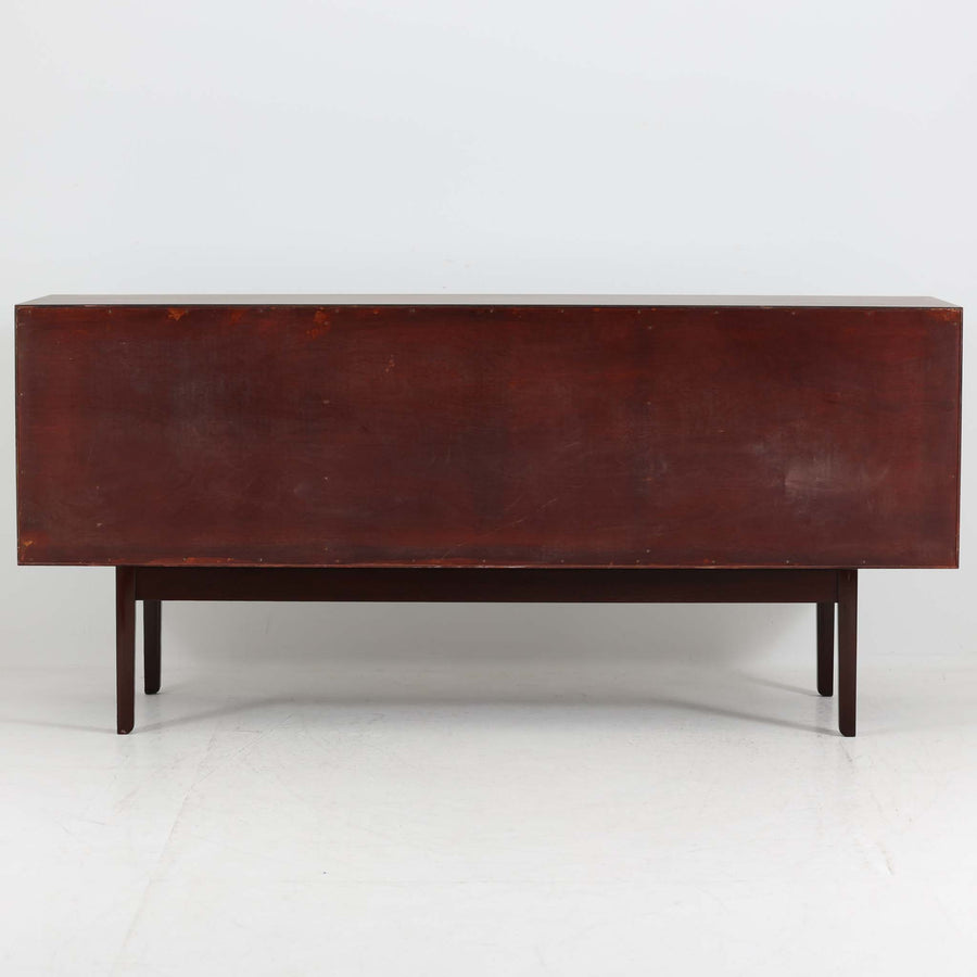 Ole Wanscher（オーレ・ヴァンシャー）がデザインし、P.Jeppesen社より製造された「Rungstedlund」キャビネットです。端正な直線構成と細く伸びた脚部が特徴で、マホガニー材特有の深い色調と気品ある木目が空間に落ち着きをもたらします。内部は棚板とトレイが効率よく配置され、食器から書類収納まで幅広く活用可能。上質な素材使いと精巧な造り込みはヴァンシャー作品ならではで、経年により全体に落ち着いた色調へと変化しており、現地デンマークのオークションで入手した確かな出自を持つ個体です。