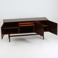 Ole Wanscher（オーレ・ヴァンシャー）がデザインし、P.Jeppesen社より製造された「Rungstedlund」キャビネットです。端正な直線構成と細く伸びた脚部が特徴で、マホガニー材特有の深い色調と気品ある木目が空間に落ち着きをもたらします。内部は棚板とトレイが効率よく配置され、食器から書類収納まで幅広く活用可能。上質な素材使いと精巧な造り込みはヴァンシャー作品ならではで、経年により全体に落ち着いた色調へと変化しており、現地デンマークのオークションで入手した確かな出自を持つ個体です。