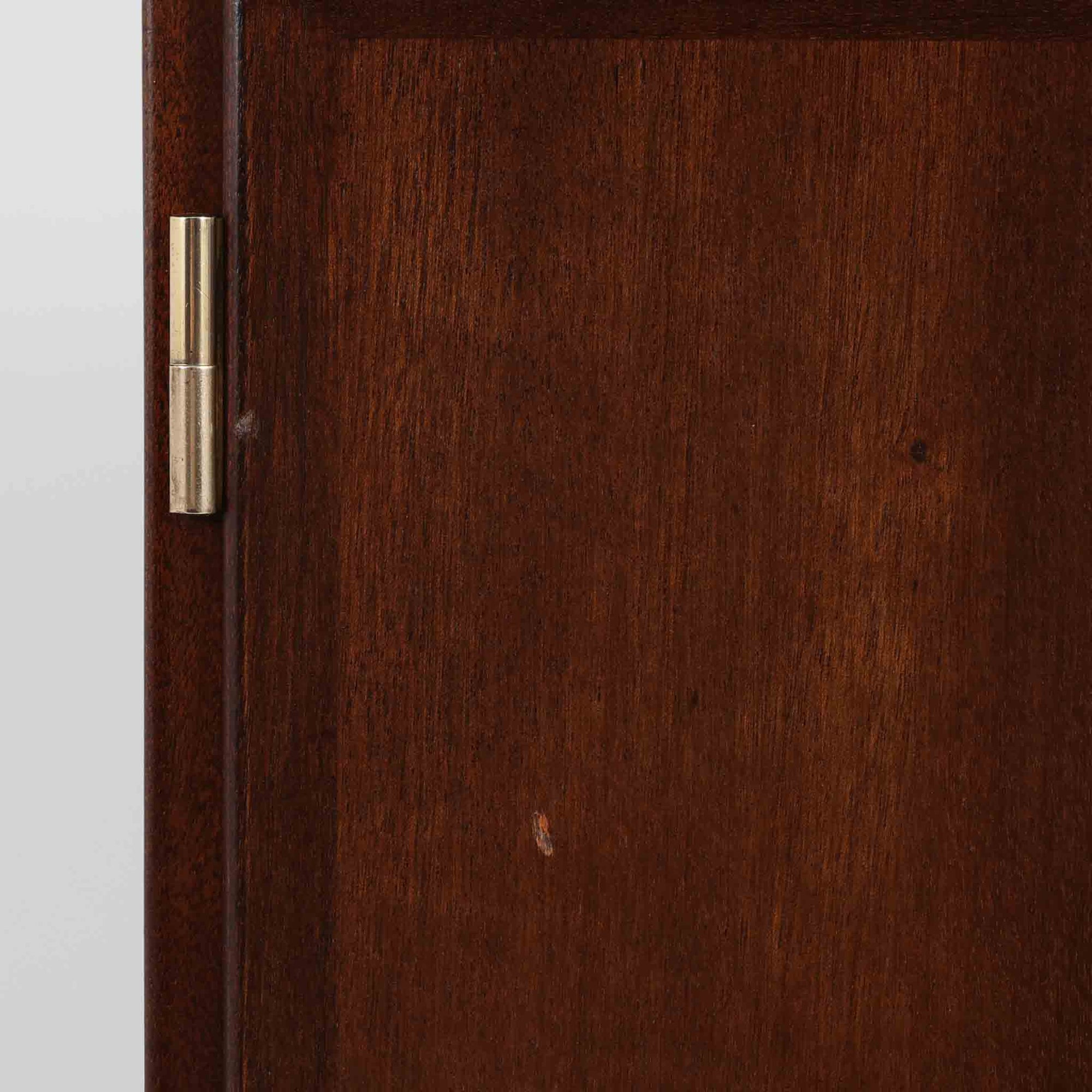 Ole Wanscher（オーレ・ヴァンシャー）がデザインし、P.Jeppesen社より製造された「Rungstedlund」キャビネットです。端正な直線構成と細く伸びた脚部が特徴で、マホガニー材特有の深い色調と気品ある木目が空間に落ち着きをもたらします。内部は棚板とトレイが効率よく配置され、食器から書類収納まで幅広く活用可能。上質な素材使いと精巧な造り込みはヴァンシャー作品ならではで、経年により全体に落ち着いた色調へと変化しており、現地デンマークのオークションで入手した確かな出自を持つ個体です。