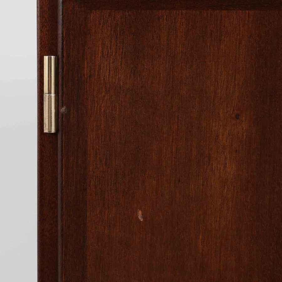 Ole Wanscher（オーレ・ヴァンシャー）がデザインし、P.Jeppesen社より製造された「Rungstedlund」キャビネットです。端正な直線構成と細く伸びた脚部が特徴で、マホガニー材特有の深い色調と気品ある木目が空間に落ち着きをもたらします。内部は棚板とトレイが効率よく配置され、食器から書類収納まで幅広く活用可能。上質な素材使いと精巧な造り込みはヴァンシャー作品ならではで、経年により全体に落ち着いた色調へと変化しており、現地デンマークのオークションで入手した確かな出自を持つ個体です。