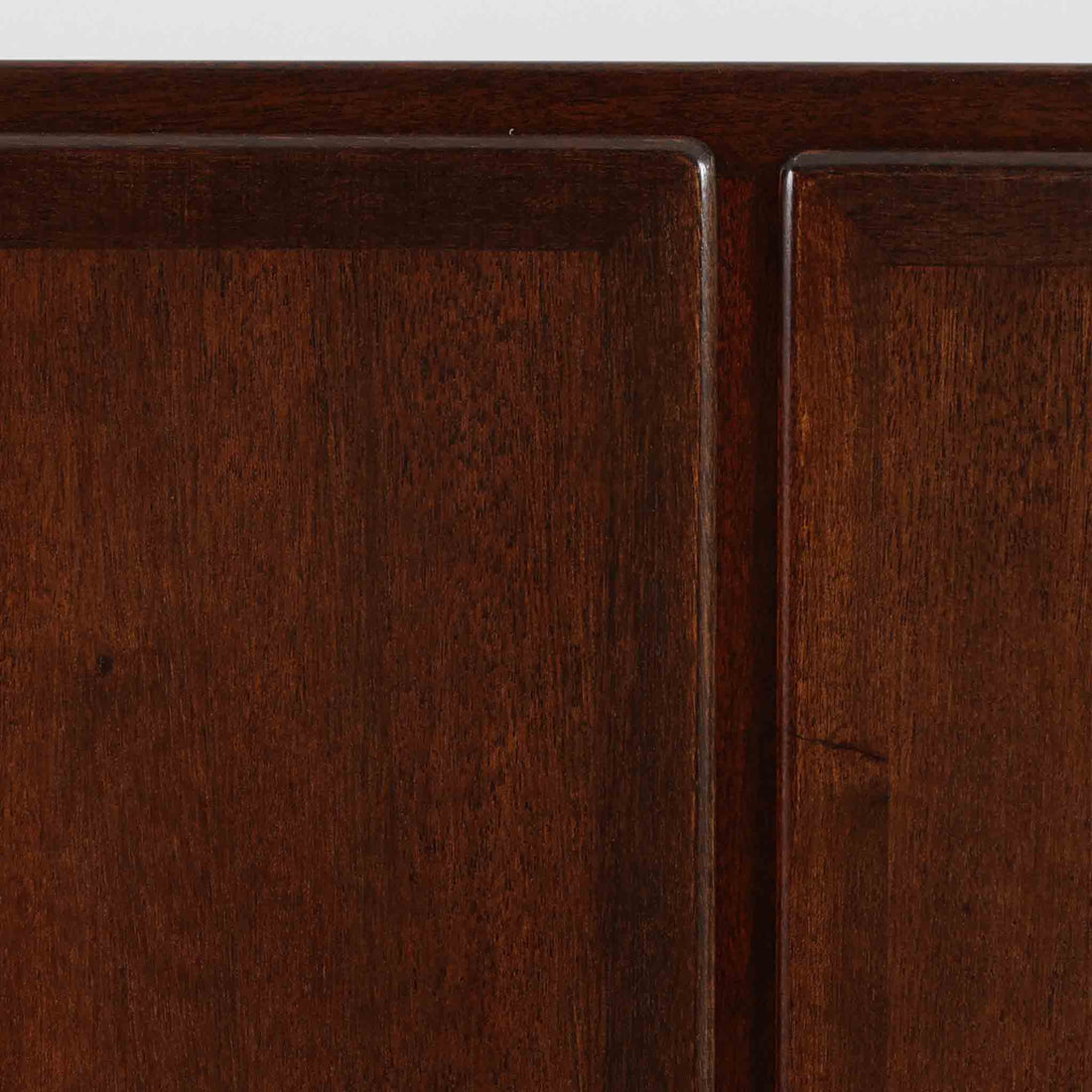 Ole Wanscher（オーレ・ヴァンシャー）がデザインし、P.Jeppesen社より製造された「Rungstedlund」キャビネットです。端正な直線構成と細く伸びた脚部が特徴で、マホガニー材特有の深い色調と気品ある木目が空間に落ち着きをもたらします。内部は棚板とトレイが効率よく配置され、食器から書類収納まで幅広く活用可能。上質な素材使いと精巧な造り込みはヴァンシャー作品ならではで、経年により全体に落ち着いた色調へと変化しており、現地デンマークのオークションで入手した確かな出自を持つ個体です。