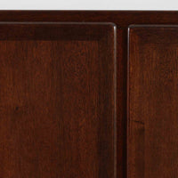 Ole Wanscher（オーレ・ヴァンシャー）がデザインし、P.Jeppesen社より製造された「Rungstedlund」キャビネットです。端正な直線構成と細く伸びた脚部が特徴で、マホガニー材特有の深い色調と気品ある木目が空間に落ち着きをもたらします。内部は棚板とトレイが効率よく配置され、食器から書類収納まで幅広く活用可能。上質な素材使いと精巧な造り込みはヴァンシャー作品ならではで、経年により全体に落ち着いた色調へと変化しており、現地デンマークのオークションで入手した確かな出自を持つ個体です。