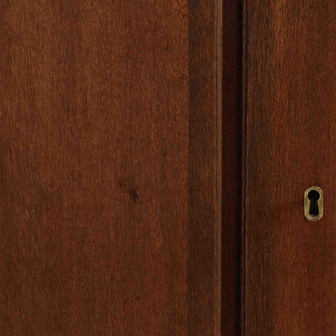 Ole Wanscher（オーレ・ヴァンシャー）がデザインし、P.Jeppesen社より製造された「Rungstedlund」キャビネットです。端正な直線構成と細く伸びた脚部が特徴で、マホガニー材特有の深い色調と気品ある木目が空間に落ち着きをもたらします。内部は棚板とトレイが効率よく配置され、食器から書類収納まで幅広く活用可能。上質な素材使いと精巧な造り込みはヴァンシャー作品ならではで、経年により全体に落ち着いた色調へと変化しており、現地デンマークのオークションで入手した確かな出自を持つ個体です。