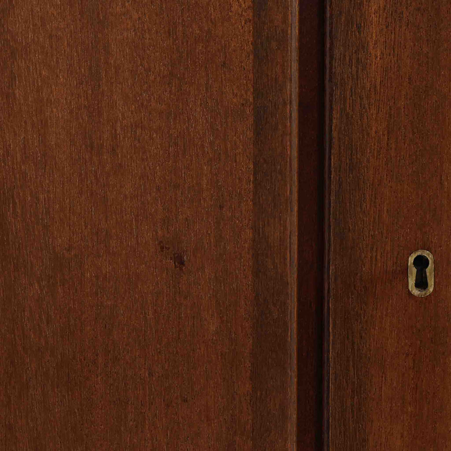 Ole Wanscher（オーレ・ヴァンシャー）がデザインし、P.Jeppesen社より製造された「Rungstedlund」キャビネットです。端正な直線構成と細く伸びた脚部が特徴で、マホガニー材特有の深い色調と気品ある木目が空間に落ち着きをもたらします。内部は棚板とトレイが効率よく配置され、食器から書類収納まで幅広く活用可能。上質な素材使いと精巧な造り込みはヴァンシャー作品ならではで、経年により全体に落ち着いた色調へと変化しており、現地デンマークのオークションで入手した確かな出自を持つ個体です。