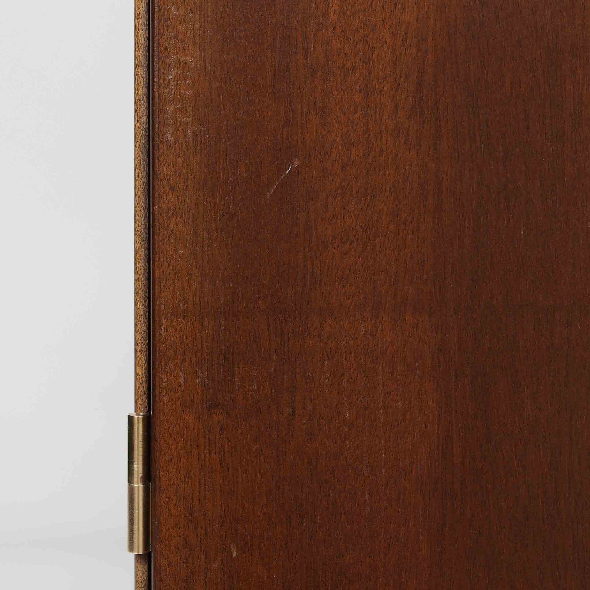 Ole Wanscher（オーレ・ヴァンシャー）がデザインし、P.Jeppesen社より製造された「Rungstedlund」キャビネットです。端正な直線構成と細く伸びた脚部が特徴で、マホガニー材特有の深い色調と気品ある木目が空間に落ち着きをもたらします。内部は棚板とトレイが効率よく配置され、食器から書類収納まで幅広く活用可能。上質な素材使いと精巧な造り込みはヴァンシャー作品ならではで、経年により全体に落ち着いた色調へと変化しており、現地デンマークのオークションで入手した確かな出自を持つ個体です。