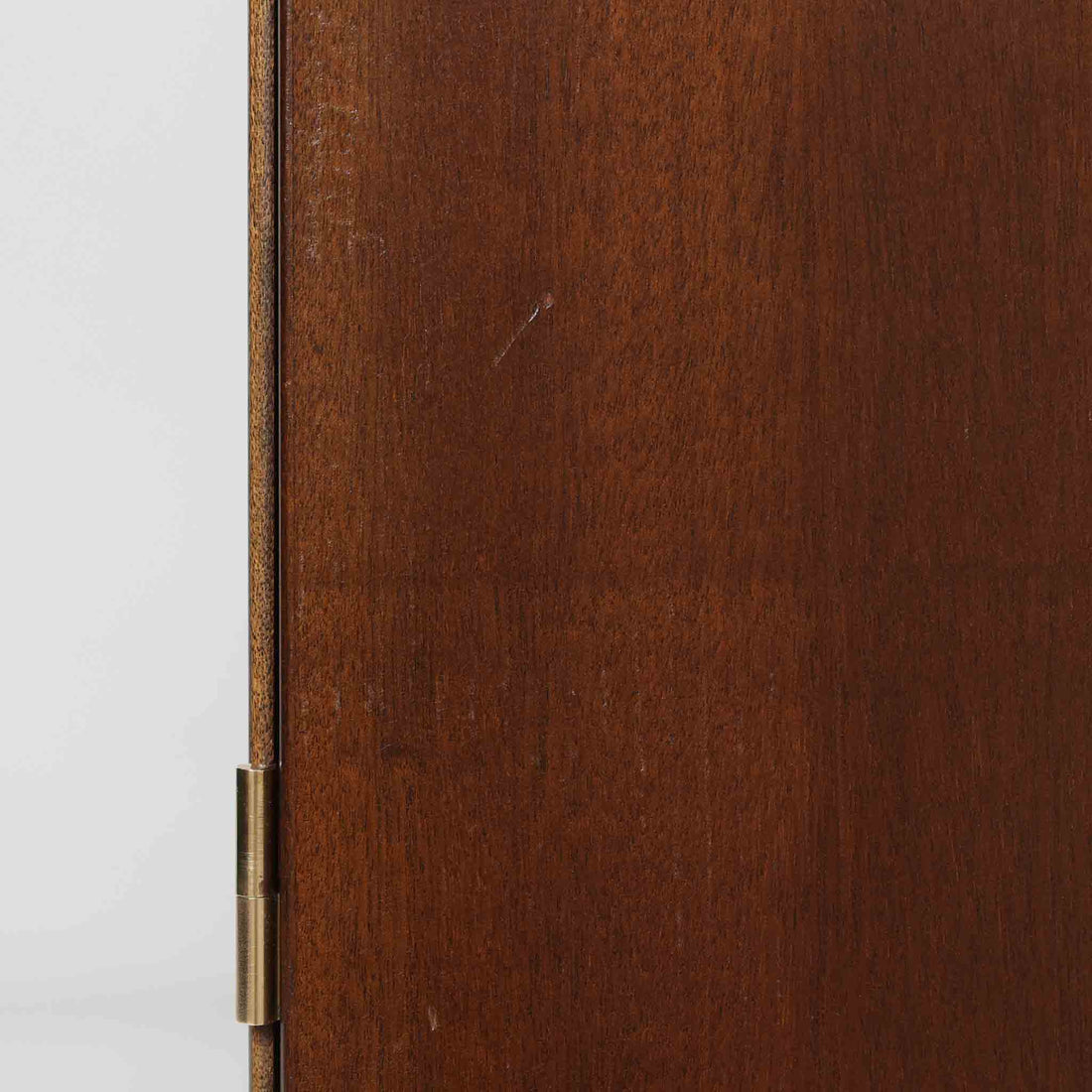 Ole Wanscher（オーレ・ヴァンシャー）がデザインし、P.Jeppesen社より製造された「Rungstedlund」キャビネットです。端正な直線構成と細く伸びた脚部が特徴で、マホガニー材特有の深い色調と気品ある木目が空間に落ち着きをもたらします。内部は棚板とトレイが効率よく配置され、食器から書類収納まで幅広く活用可能。上質な素材使いと精巧な造り込みはヴァンシャー作品ならではで、経年により全体に落ち着いた色調へと変化しており、現地デンマークのオークションで入手した確かな出自を持つ個体です。