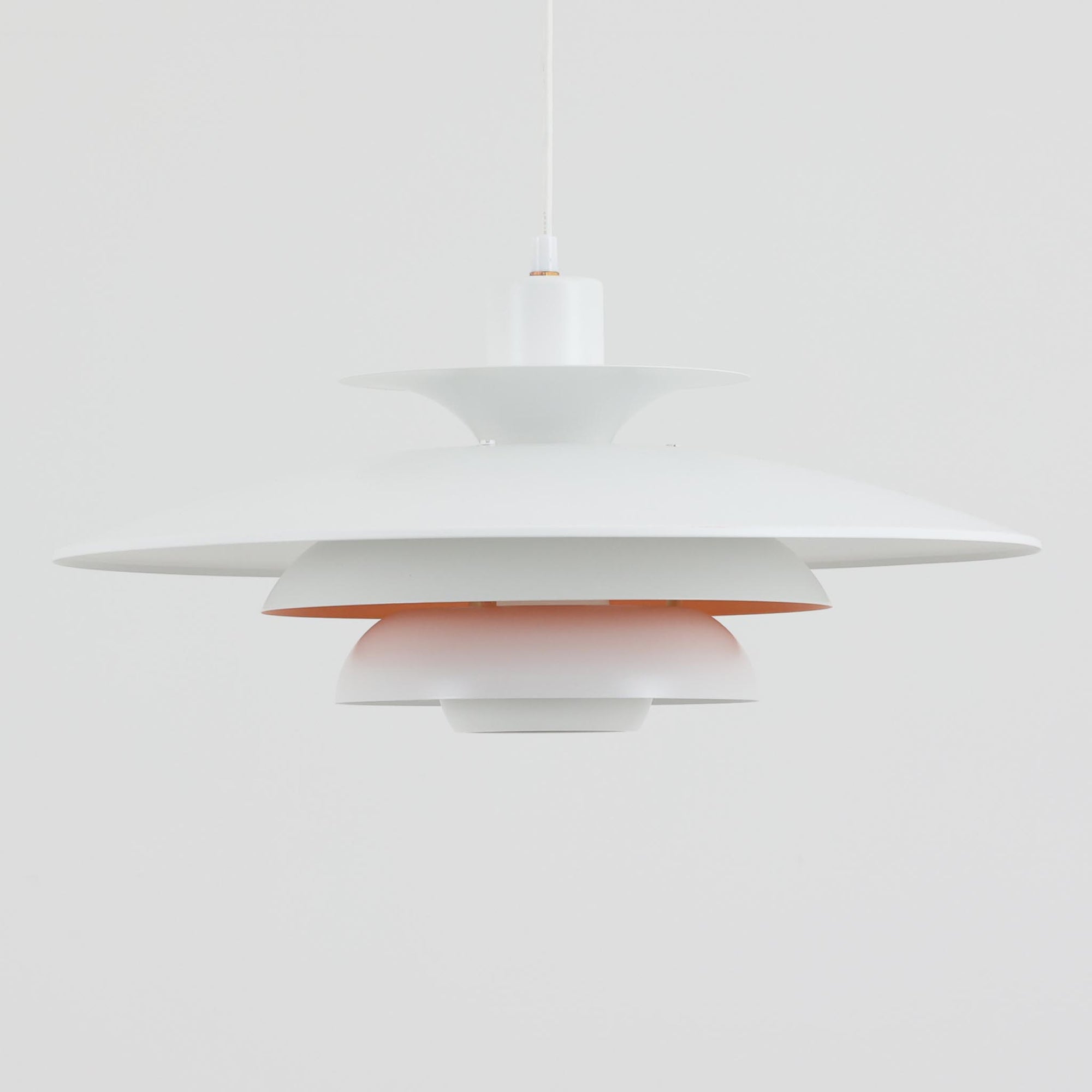 Jeka Metaltryk社製のペンダントライト「Sofie」です。直径48cmと大きめのサイズで、複数枚のシェードを重ねた構造が特徴的です。スチール素材のしっかりとした造りで、点灯時には光が柔らかく分散し、眩しさを抑えつつ空間を明るく照らします。内側に施された温かみのある色合いが、照明に柔らかなニュアンスを加え、ダイニングやリビングのメインライトとして存在感を放ちます。シンプルながらも洗練された北欧デザインを感じさせるビンテージアイテムです。