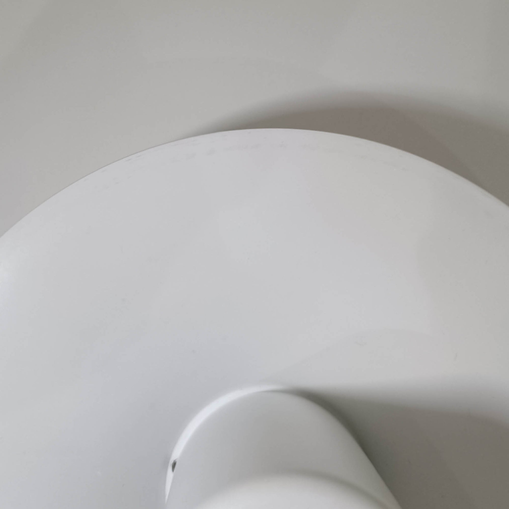 Jeka Metaltryk社製のペンダントライト「Sofie」です。直径48cmと大きめのサイズで、複数枚のシェードを重ねた構造が特徴的です。スチール素材のしっかりとした造りで、点灯時には光が柔らかく分散し、眩しさを抑えつつ空間を明るく照らします。内側に施された温かみのある色合いが、照明に柔らかなニュアンスを加え、ダイニングやリビングのメインライトとして存在感を放ちます。シンプルながらも洗練された北欧デザインを感じさせるビンテージアイテムです。