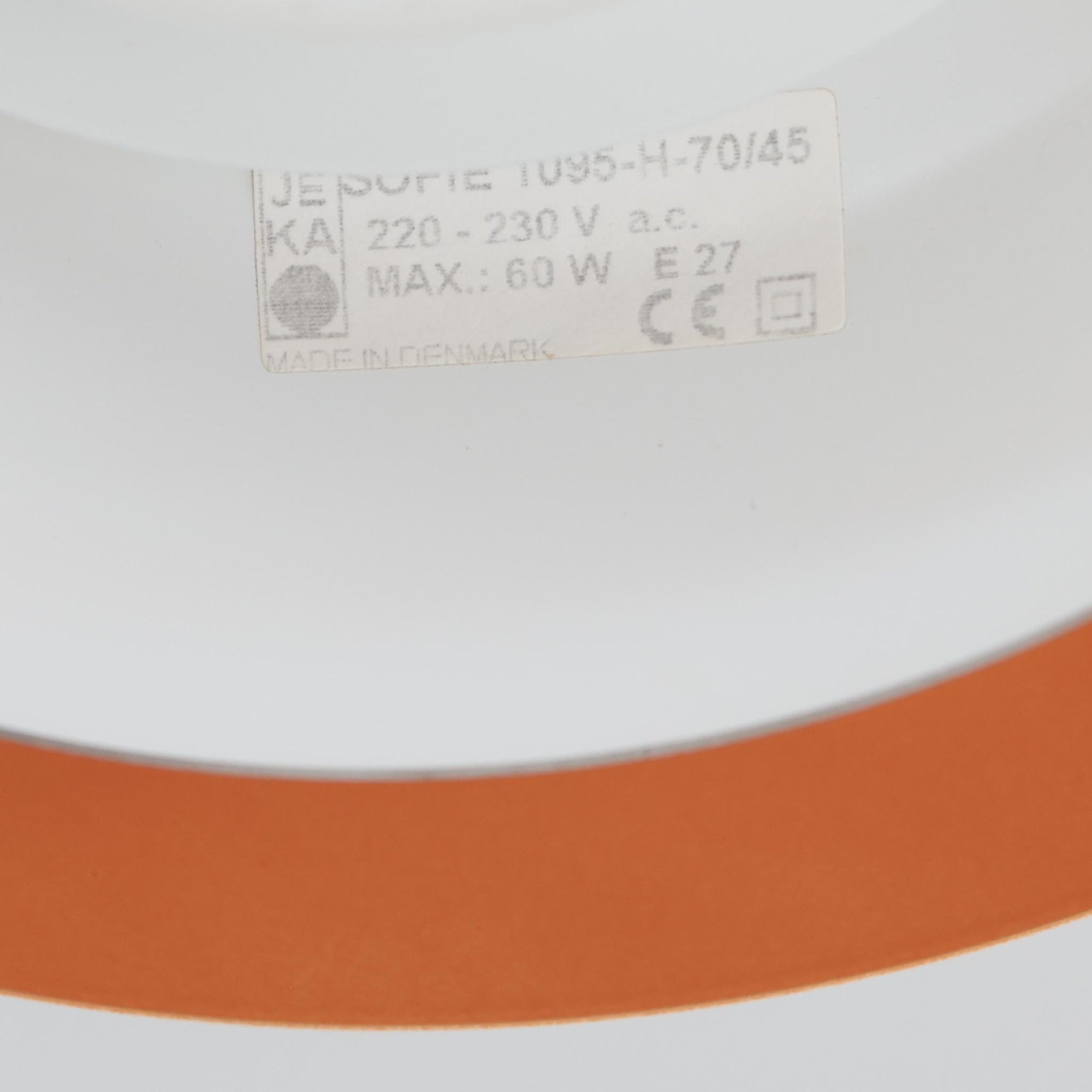 Jeka Metaltryk社製のペンダントライト「Sofie」です。直径48cmと大きめのサイズで、複数枚のシェードを重ねた構造が特徴的です。スチール素材のしっかりとした造りで、点灯時には光が柔らかく分散し、眩しさを抑えつつ空間を明るく照らします。内側に施された温かみのある色合いが、照明に柔らかなニュアンスを加え、ダイニングやリビングのメインライトとして存在感を放ちます。シンプルながらも洗練された北欧デザインを感じさせるビンテージアイテムです。