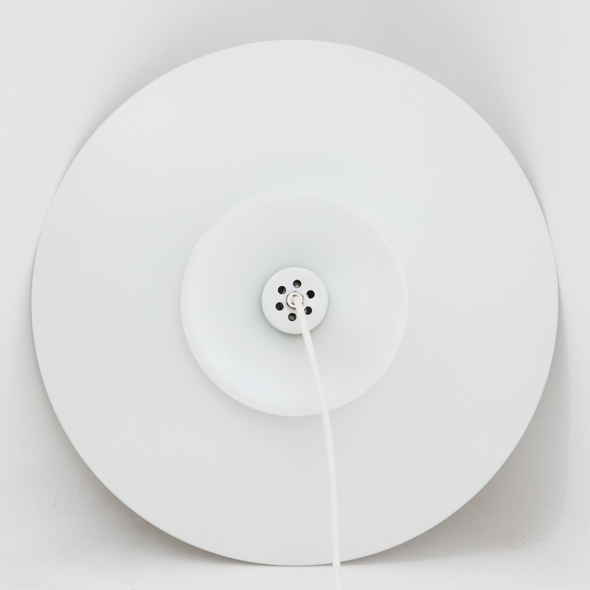 Jeka Metaltryk社製のペンダントライト「Sofie」です。直径48cmと大きめのサイズで、複数枚のシェードを重ねた構造が特徴的です。スチール素材のしっかりとした造りで、点灯時には光が柔らかく分散し、眩しさを抑えつつ空間を明るく照らします。内側に施された温かみのある色合いが、照明に柔らかなニュアンスを加え、ダイニングやリビングのメインライトとして存在感を放ちます。シンプルながらも洗練された北欧デザインを感じさせるビンテージアイテムです。