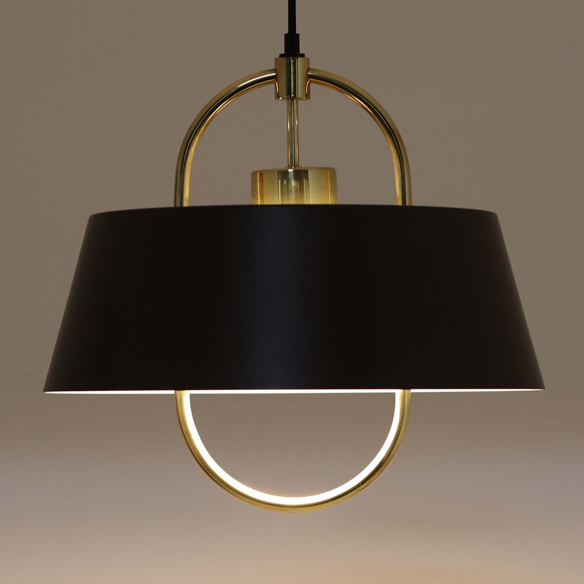 Jo HammerborgがFog & Morup社のためにデザインした「Hercules」ペンダントライトです。直径42cmのサイズで、落ち着いたブラウンのアルミシェードに真鍮製のアーチが美しく組み合わさったデザインが特徴です。点灯時にはシェードの下方から柔らかな光を広げるとともに、真鍮の輝きが上品なアクセントとなり、空間をモダンかつ華やかに演出します。ダイニングやリビングのメイン照明として存在感を放ち、北欧ビンテージならではの独特な雰囲気を楽しめる逸品です。