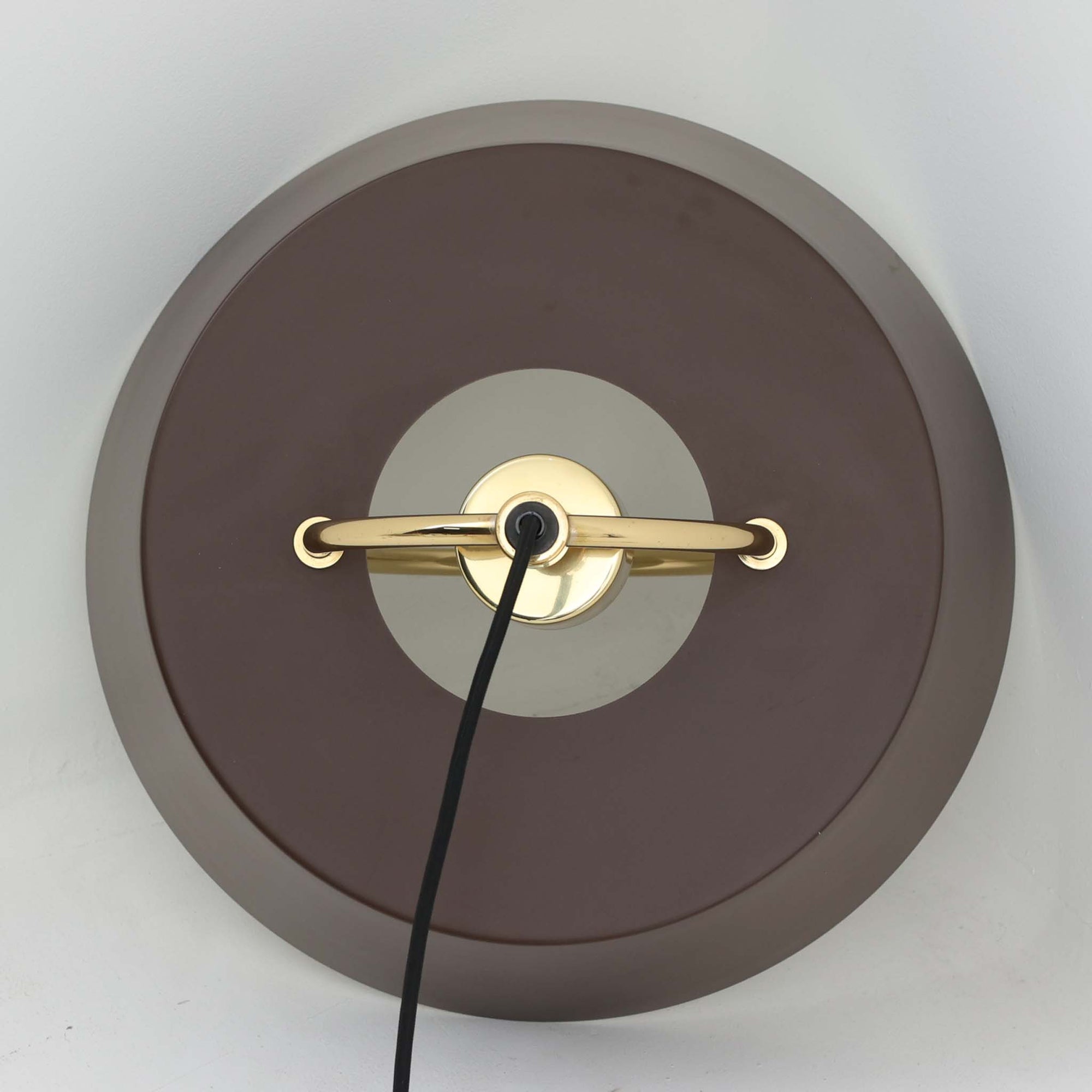 Jo HammerborgがFog &amp; Morup社のためにデザインした「Hercules」ペンダントライトです。直径42cmのサイズで、落ち着いたブラウンのアルミシェードに真鍮製のアーチが美しく組み合わさったデザインが特徴です。点灯時にはシェードの下方から柔らかな光を広げるとともに、真鍮の輝きが上品なアクセントとなり、空間をモダンかつ華やかに演出します。ダイニングやリビングのメイン照明として存在感を放ち、北欧ビンテージならではの独特な雰囲気を楽しめる逸品です。