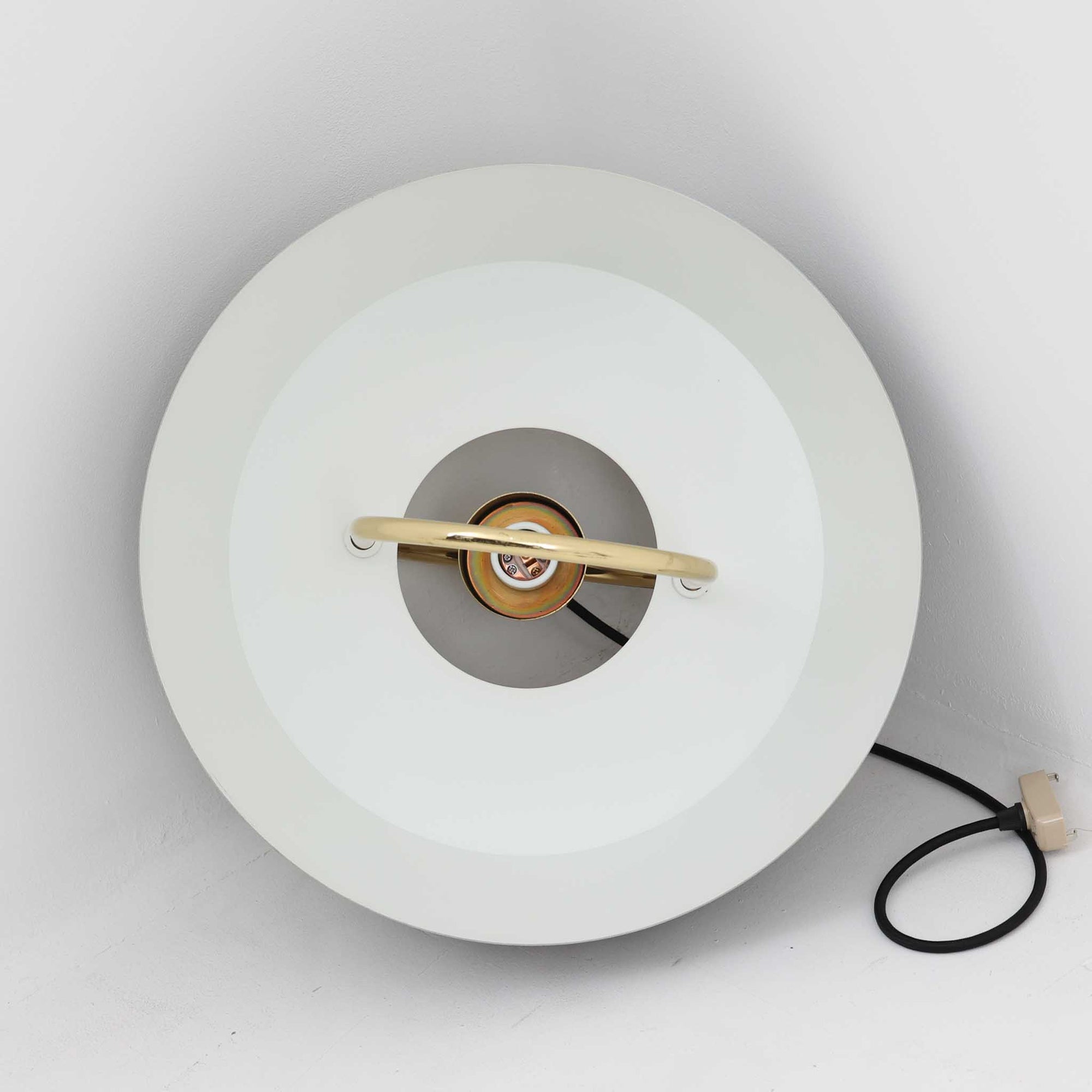 Jo HammerborgがFog &amp; Morup社のためにデザインした「Hercules」ペンダントライトです。直径42cmのサイズで、落ち着いたブラウンのアルミシェードに真鍮製のアーチが美しく組み合わさったデザインが特徴です。点灯時にはシェードの下方から柔らかな光を広げるとともに、真鍮の輝きが上品なアクセントとなり、空間をモダンかつ華やかに演出します。ダイニングやリビングのメイン照明として存在感を放ち、北欧ビンテージならではの独特な雰囲気を楽しめる逸品です。