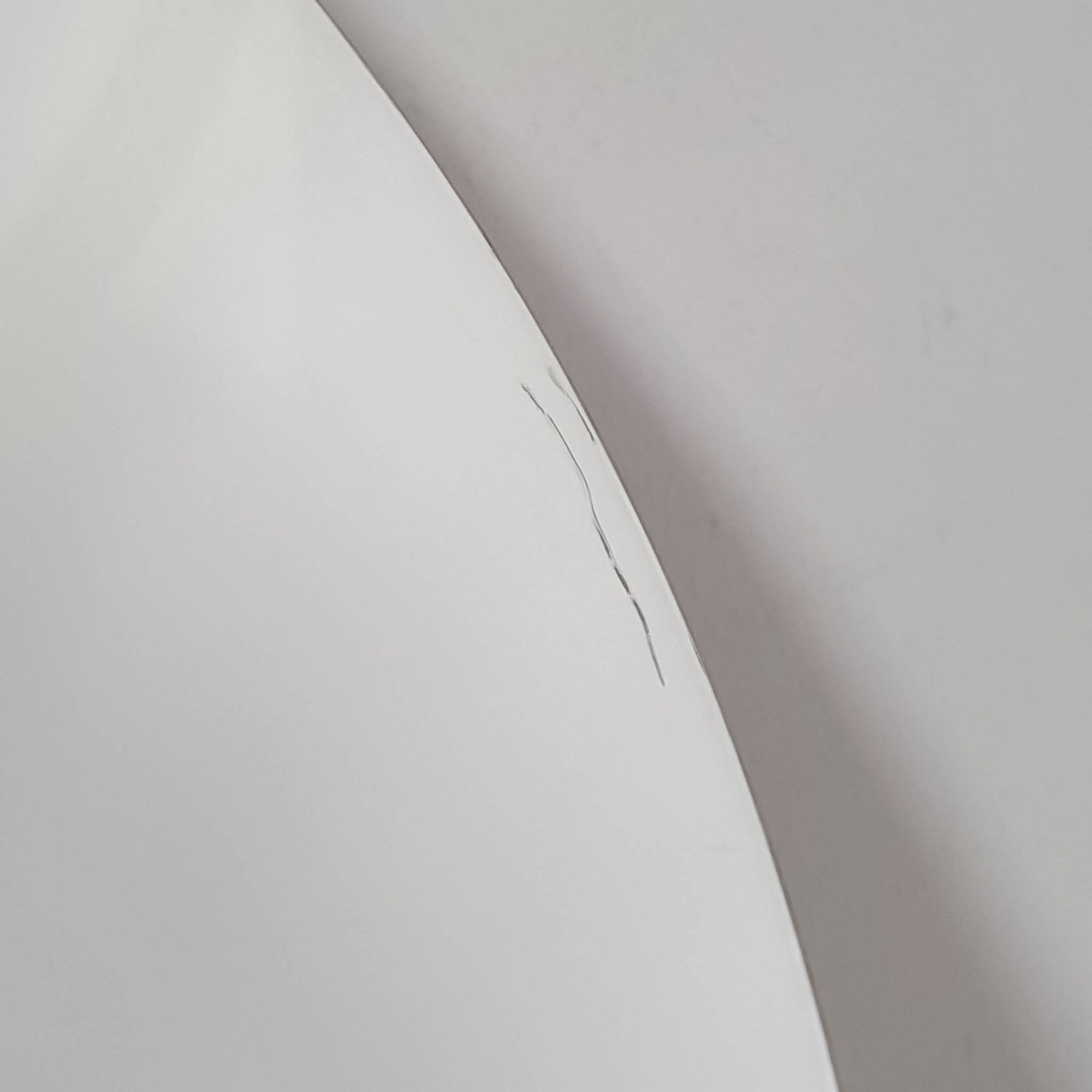 Jo HammerborgがFog &amp; Morup社のためにデザインした「Hercules」ペンダントライトです。直径42cmのサイズで、落ち着いたブラウンのアルミシェードに真鍮製のアーチが美しく組み合わさったデザインが特徴です。点灯時にはシェードの下方から柔らかな光を広げるとともに、真鍮の輝きが上品なアクセントとなり、空間をモダンかつ華やかに演出します。ダイニングやリビングのメイン照明として存在感を放ち、北欧ビンテージならではの独特な雰囲気を楽しめる逸品です。