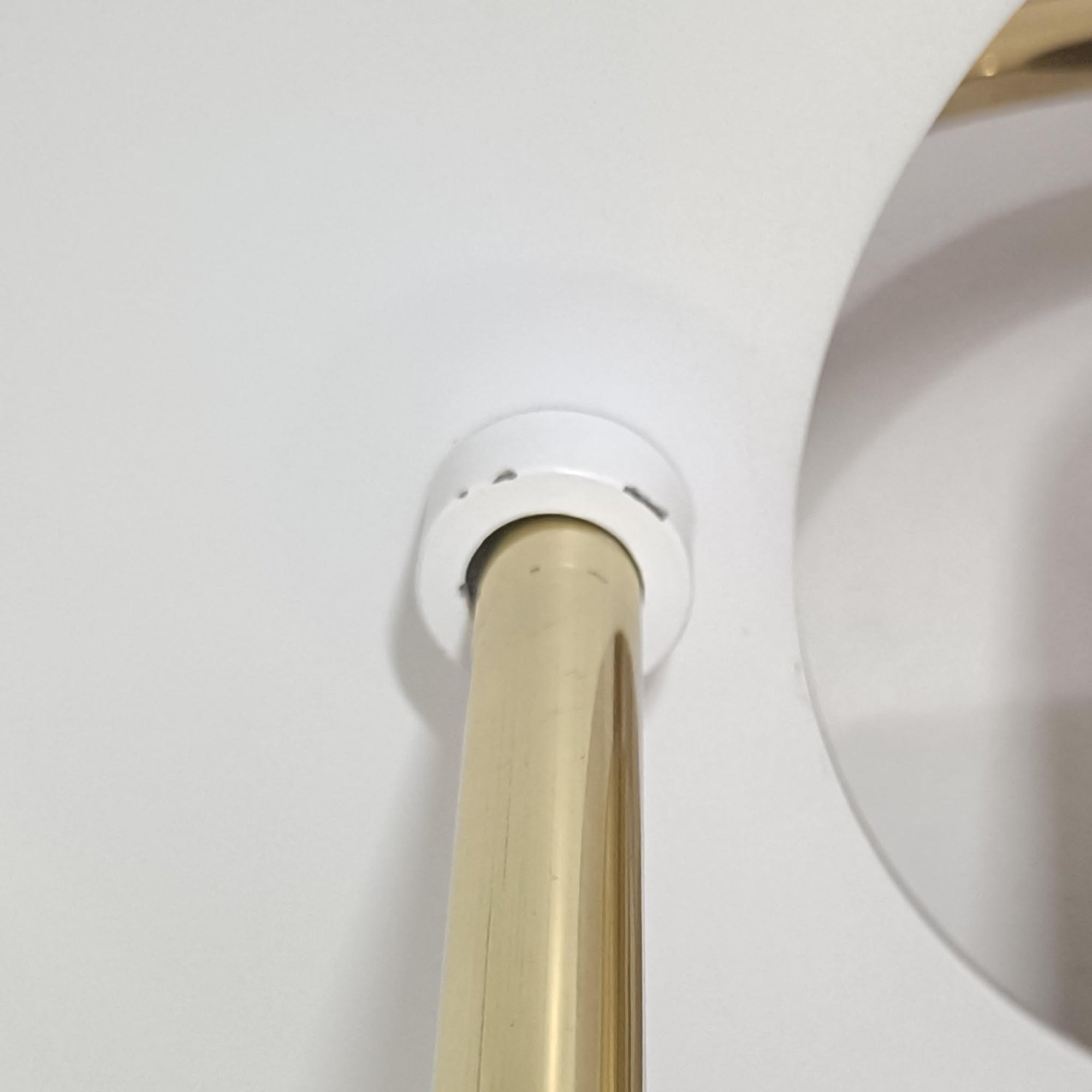 Jo HammerborgがFog &amp; Morup社のためにデザインした「Hercules」ペンダントライトです。直径42cmのサイズで、落ち着いたブラウンのアルミシェードに真鍮製のアーチが美しく組み合わさったデザインが特徴です。点灯時にはシェードの下方から柔らかな光を広げるとともに、真鍮の輝きが上品なアクセントとなり、空間をモダンかつ華やかに演出します。ダイニングやリビングのメイン照明として存在感を放ち、北欧ビンテージならではの独特な雰囲気を楽しめる逸品です。