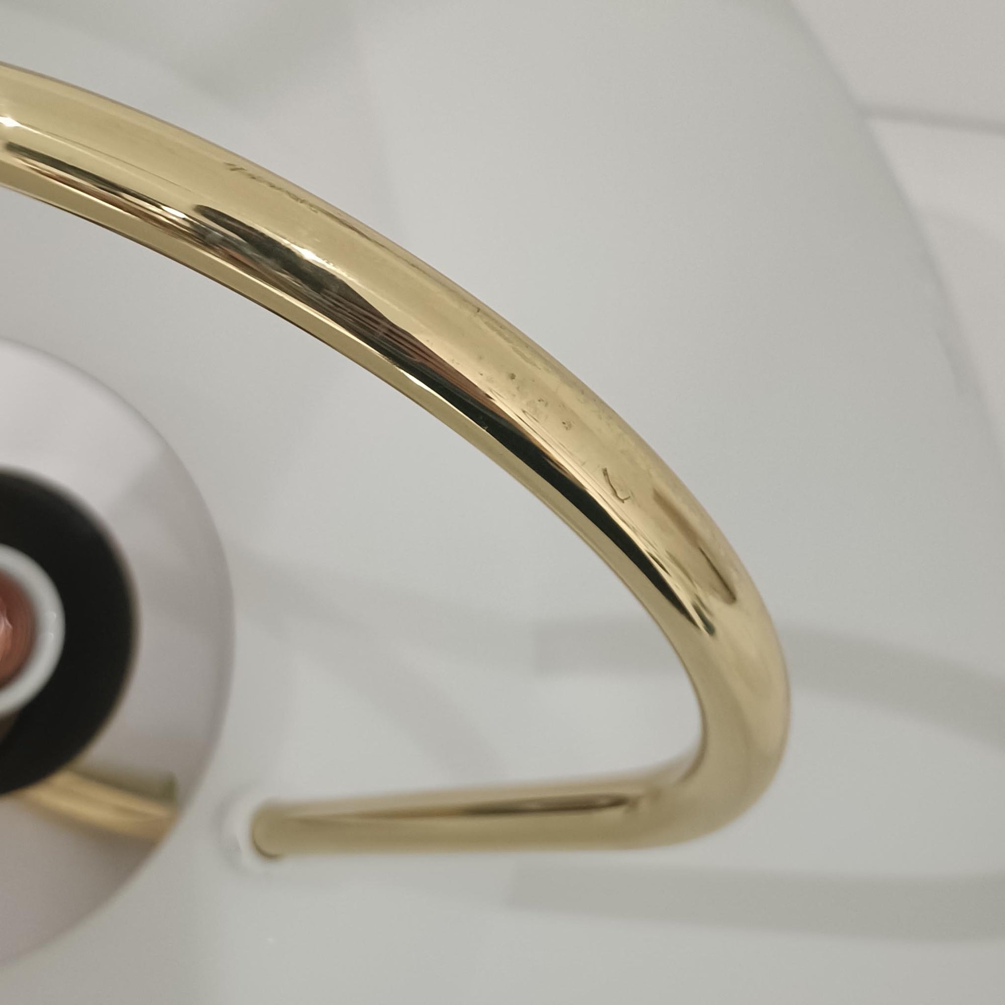 Jo HammerborgがFog &amp; Morup社のためにデザインした「Hercules」ペンダントライトです。直径42cmのサイズで、落ち着いたブラウンのアルミシェードに真鍮製のアーチが美しく組み合わさったデザインが特徴です。点灯時にはシェードの下方から柔らかな光を広げるとともに、真鍮の輝きが上品なアクセントとなり、空間をモダンかつ華やかに演出します。ダイニングやリビングのメイン照明として存在感を放ち、北欧ビンテージならではの独特な雰囲気を楽しめる逸品です。