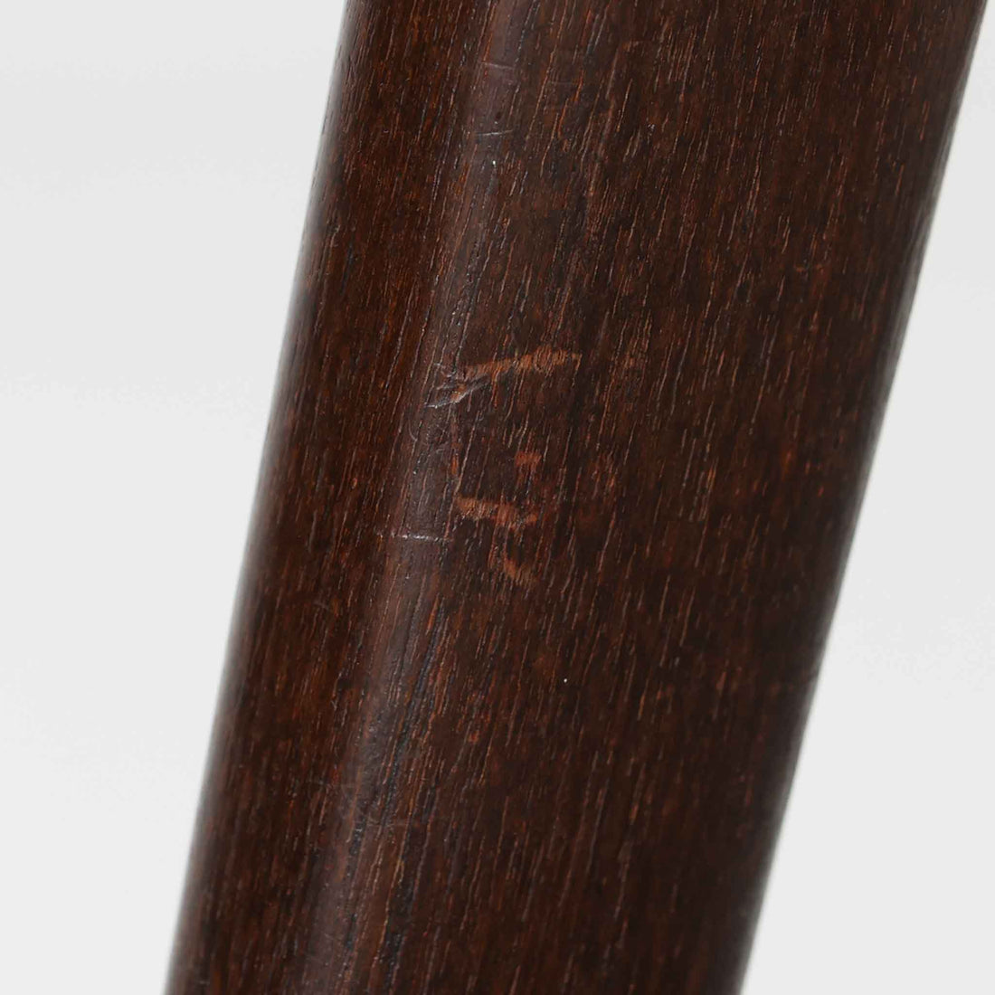 デンマークのデザイナー、Kai Kristiansen（カイ・クリスチャンセン）による「コンパスチェア」。SVA Mobler社より製造された代表作のひとつです。名の通りコンパスの脚を思わせる美しい角度を持つフレーム構造が特徴で、木部にはステイン塗装された濃い色味のオーク材が使用されています。背もたれからアームへと流れるようなラインが柔らかく、身体を包み込むような快適な座り心地を実現。落ち着いたグレーの張地が空間に馴染みます。北欧デザインの美と機能が融合した名作チェアです。