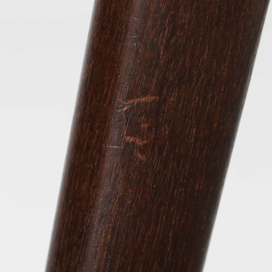 デンマークのデザイナー、Kai Kristiansen（カイ・クリスチャンセン）による「コンパスチェア」。SVA Mobler社より製造された代表作のひとつです。名の通りコンパスの脚を思わせる美しい角度を持つフレーム構造が特徴で、木部にはステイン塗装された濃い色味のオーク材が使用されています。背もたれからアームへと流れるようなラインが柔らかく、身体を包み込むような快適な座り心地を実現。落ち着いたグレーの張地が空間に馴染みます。北欧デザインの美と機能が融合した名作チェアです。