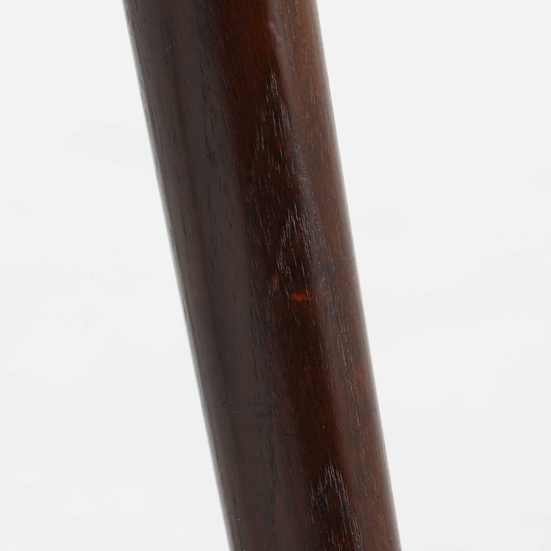 デンマークのデザイナー、Kai Kristiansen（カイ・クリスチャンセン）による「コンパスチェア」。SVA Mobler社より製造された代表作のひとつです。名の通りコンパスの脚を思わせる美しい角度を持つフレーム構造が特徴で、木部にはステイン塗装された濃い色味のオーク材が使用されています。背もたれからアームへと流れるようなラインが柔らかく、身体を包み込むような快適な座り心地を実現。落ち着いたグレーの張地が空間に馴染みます。北欧デザインの美と機能が融合した名作チェアです。