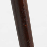 デンマークのデザイナー、Kai Kristiansen（カイ・クリスチャンセン）による「コンパスチェア」。SVA Mobler社より製造された代表作のひとつです。名の通りコンパスの脚を思わせる美しい角度を持つフレーム構造が特徴で、木部にはステイン塗装された濃い色味のオーク材が使用されています。背もたれからアームへと流れるようなラインが柔らかく、身体を包み込むような快適な座り心地を実現。落ち着いたグレーの張地が空間に馴染みます。北欧デザインの美と機能が融合した名作チェアです。