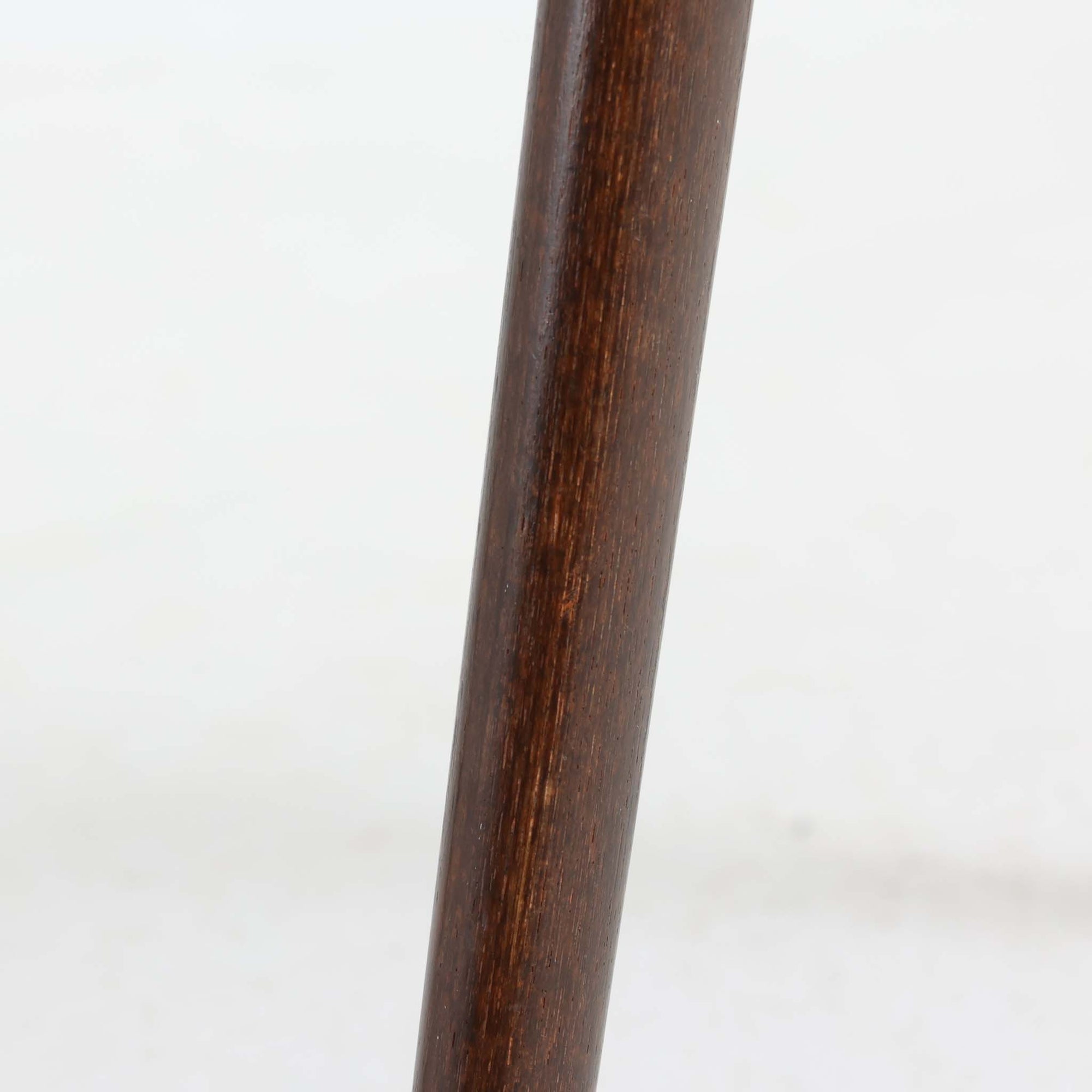 デンマークのデザイナー、Kai Kristiansen（カイ・クリスチャンセン）による「コンパスチェア」。SVA Mobler社より製造された代表作のひとつです。名の通りコンパスの脚を思わせる美しい角度を持つフレーム構造が特徴で、木部にはステイン塗装された濃い色味のオーク材が使用されています。背もたれからアームへと流れるようなラインが柔らかく、身体を包み込むような快適な座り心地を実現。落ち着いたグレーの張地が空間に馴染みます。北欧デザインの美と機能が融合した名作チェアです。